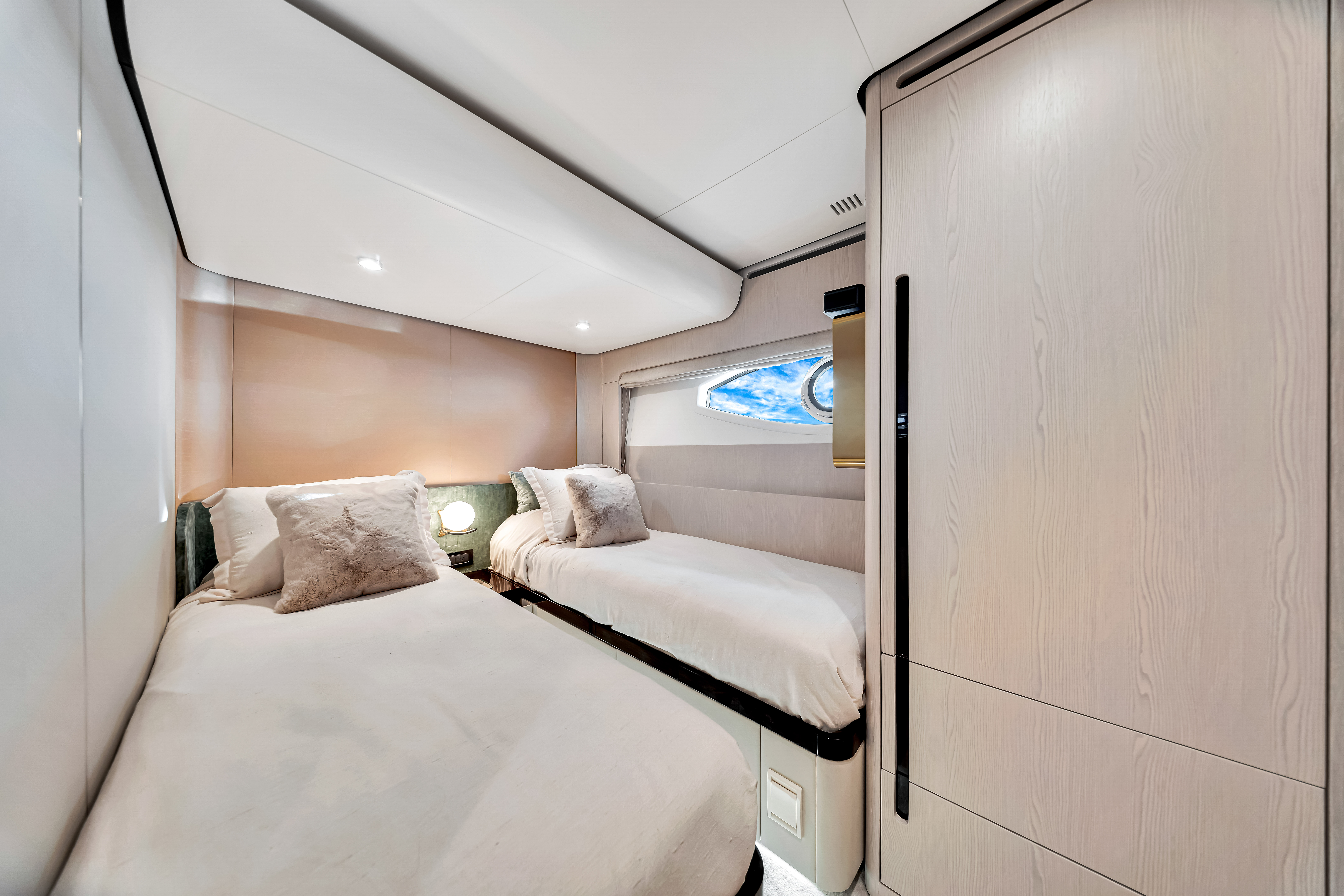 80ft Azimut 78 fly (2024) yacht rental Miami - stern swim platform with water access for snorkeling
