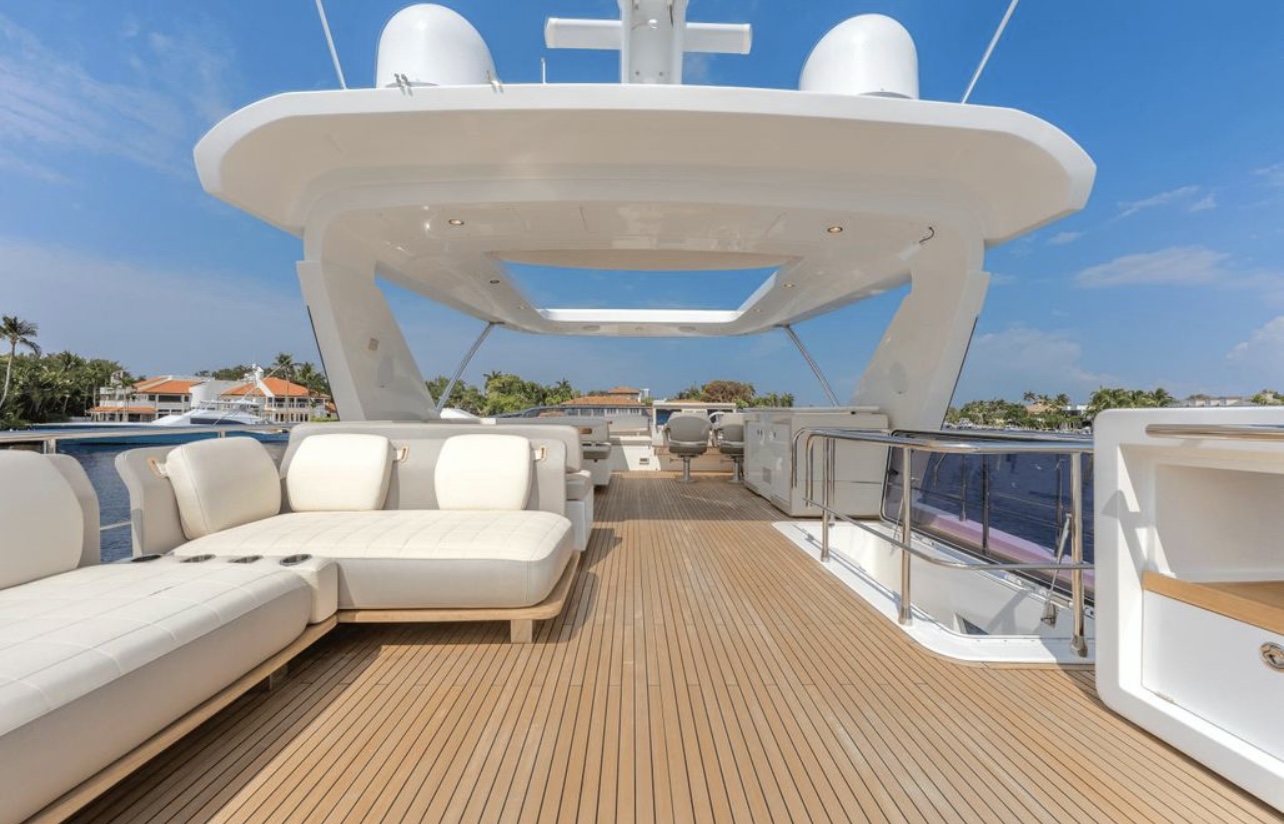 75ft Azimut SR yacht rental Miami - water toys and recreational equipment