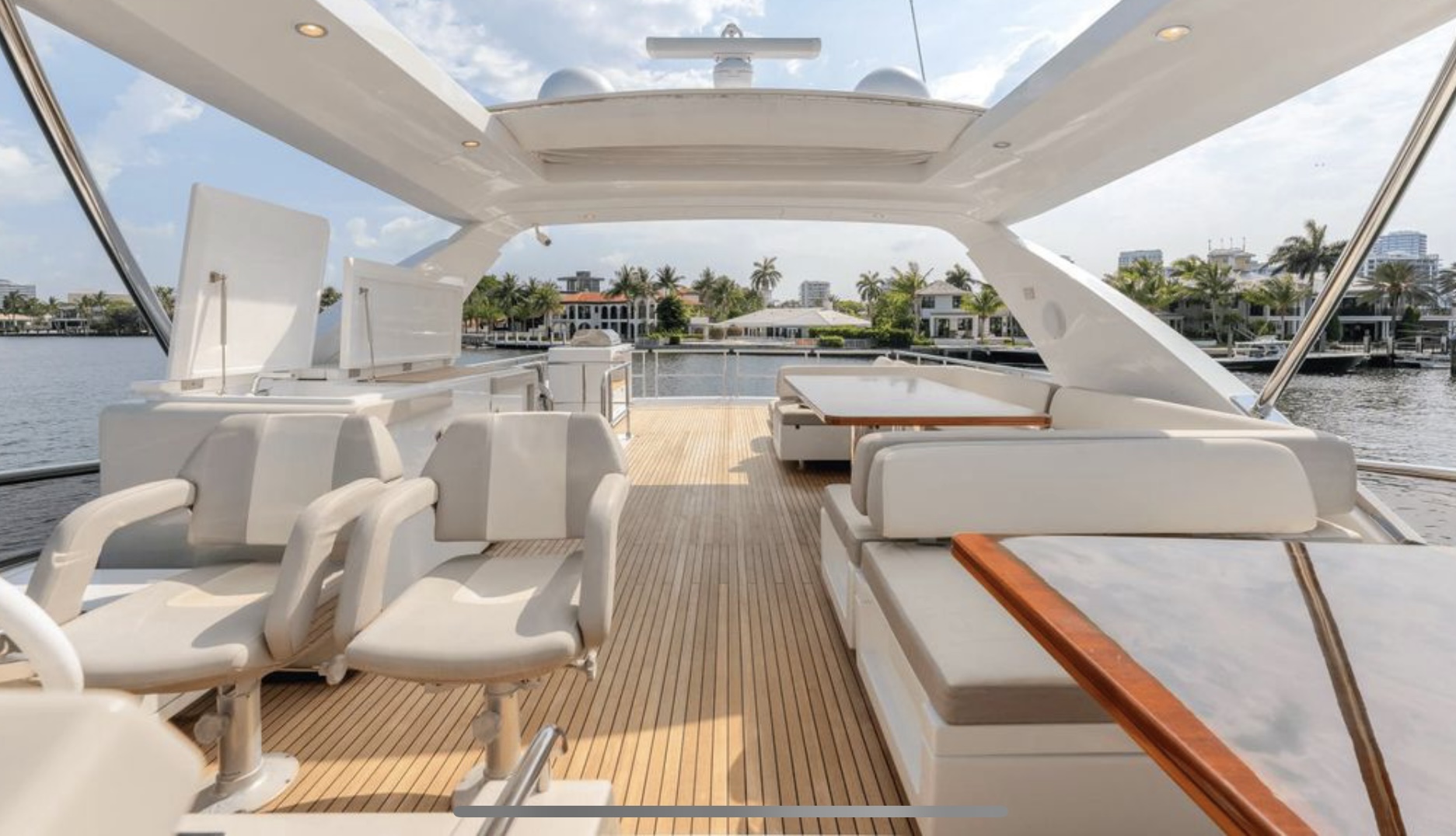 75ft Azimut SR yacht rental Miami - bow seating area perfect for sunbathing and relaxation