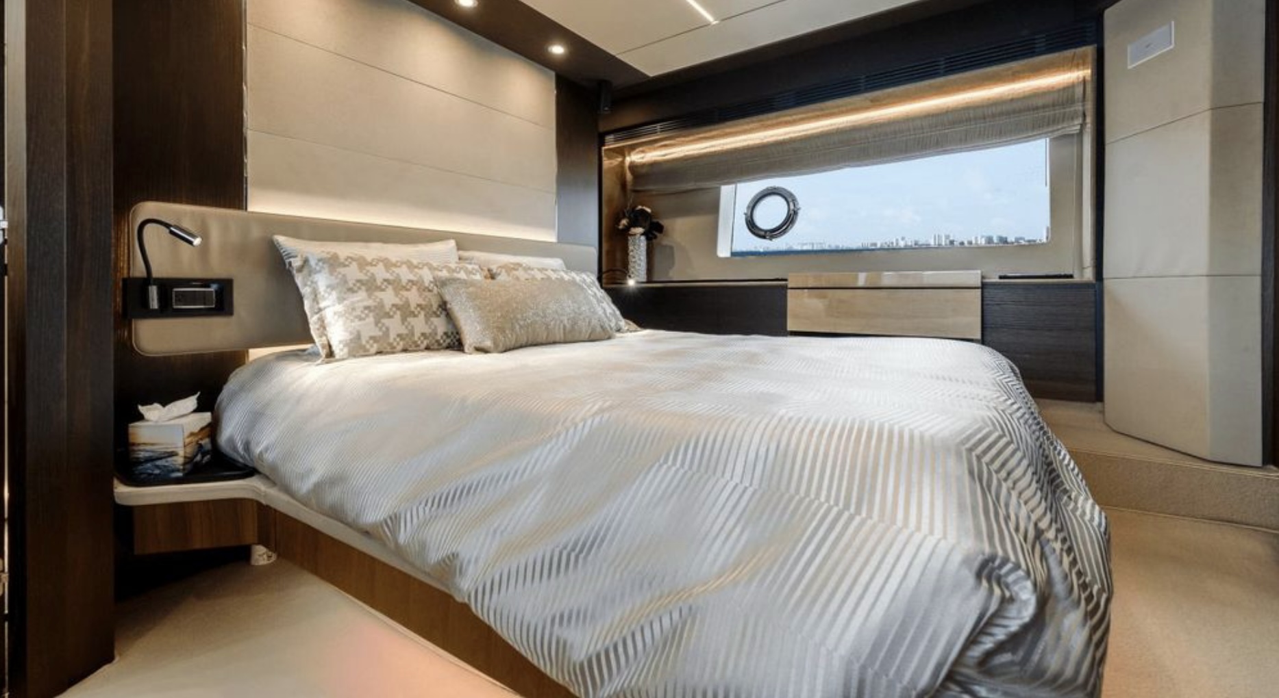 75ft Azimut SR yacht rental Miami - stern swim platform with water access for snorkeling