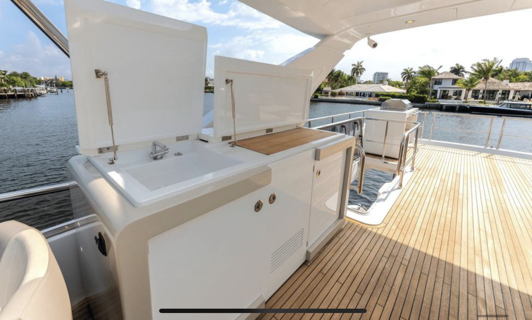 75ft Azimut SR yacht rental Miami - flybridge with panoramic views of Miami skyline
