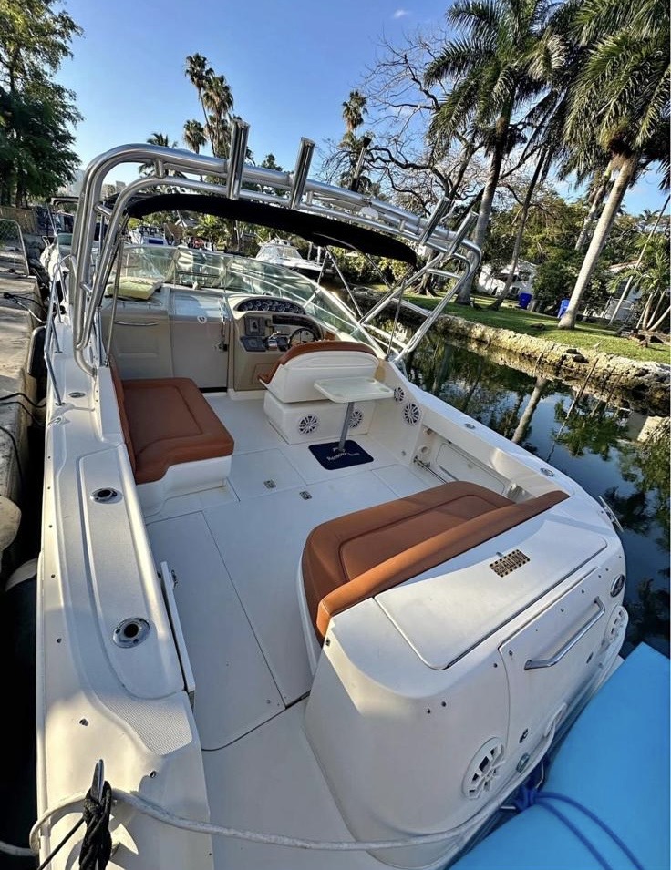 35ft Searay yacht rental Miami - stern swim platform with water access for snorkeling