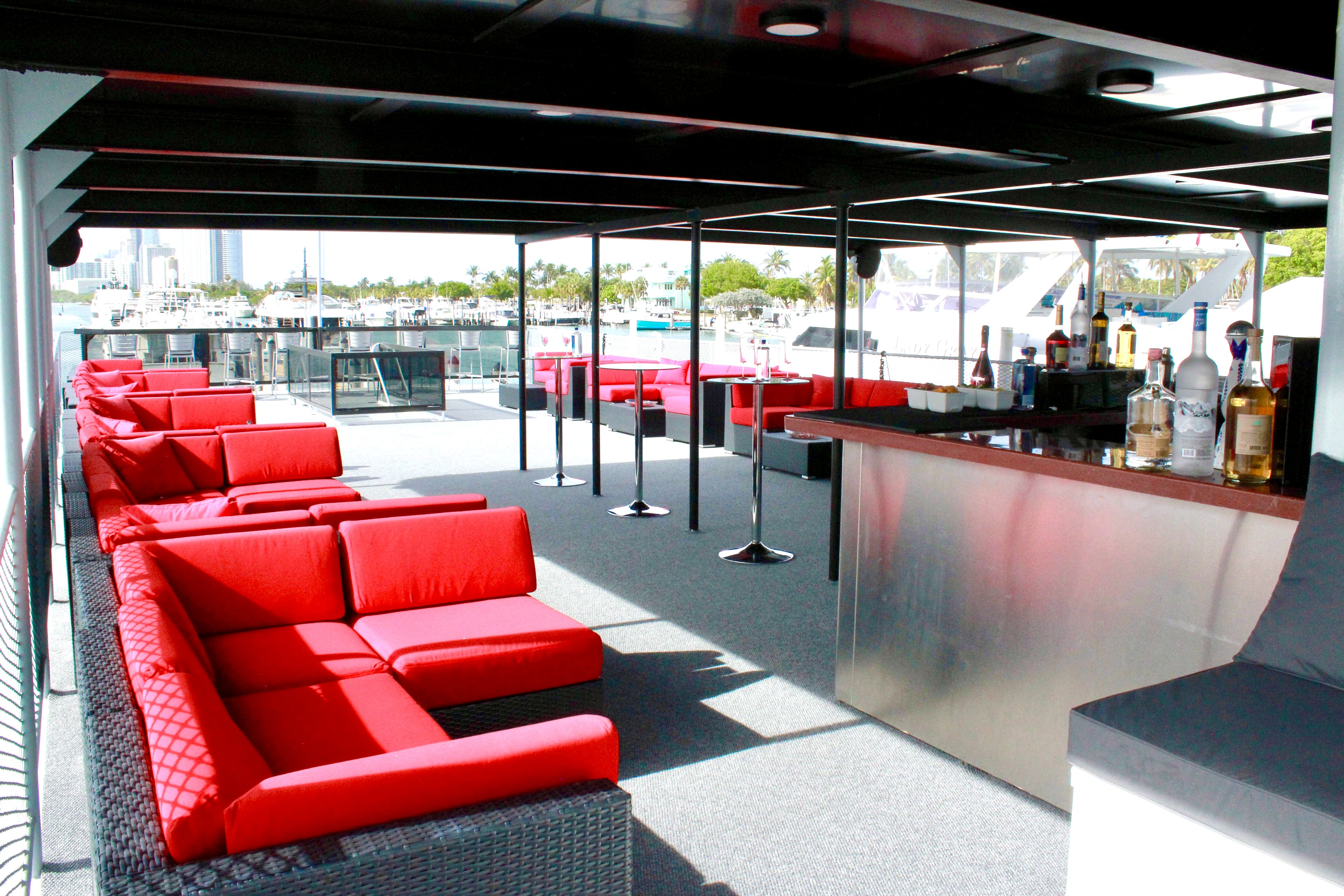 115ft Upus yacht rental Miami - stern swim platform with water access for snorkeling