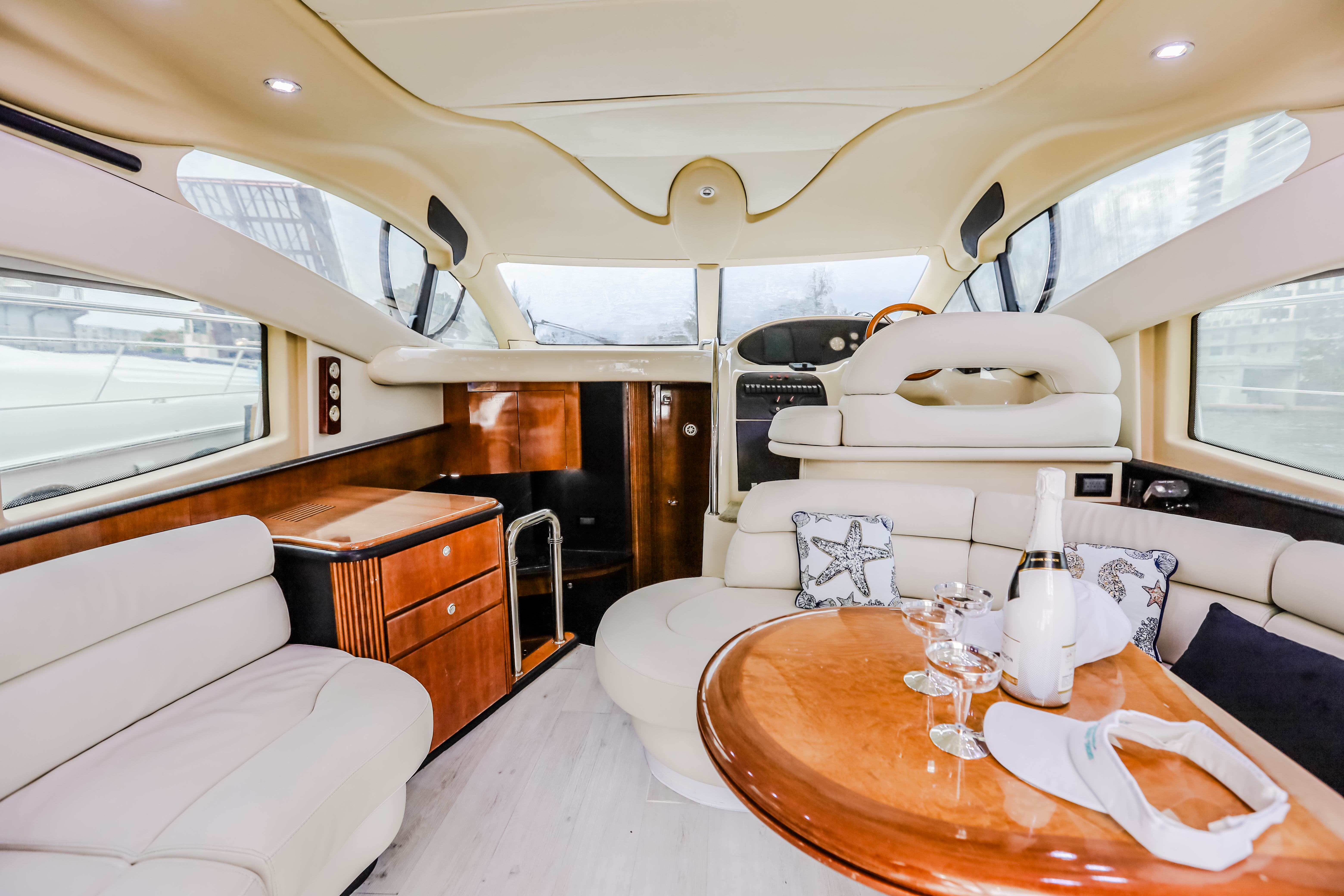 45ft Azimut L yacht rental Miami - stern swim platform with water access for snorkeling