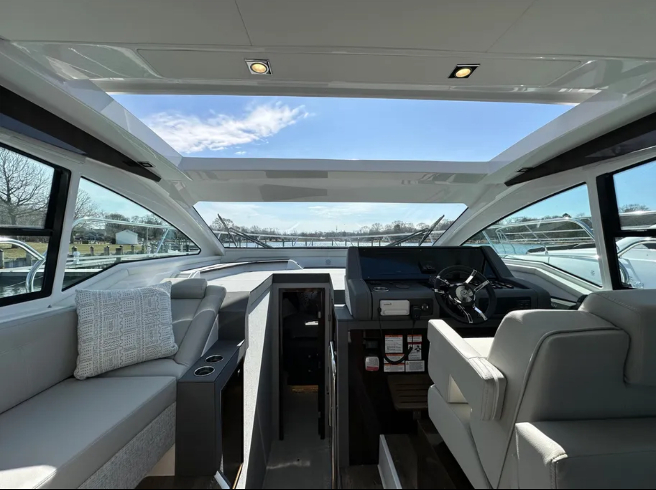 45ft Cantius - Bimini yacht rental Miami - navigation bridge and helm station