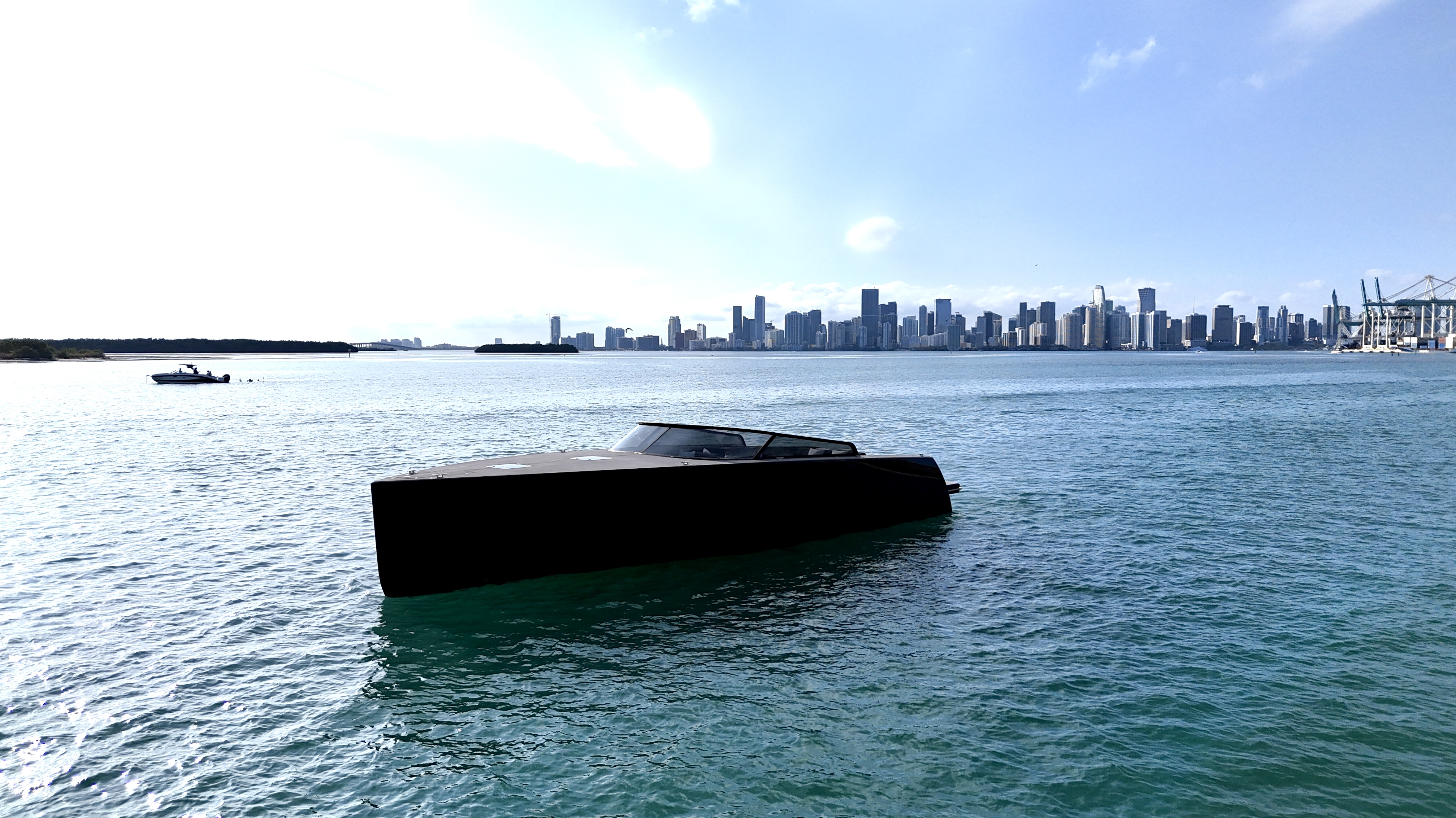 55ft Van Dutch yacht rental Miami - stern swim platform with water access for snorkeling