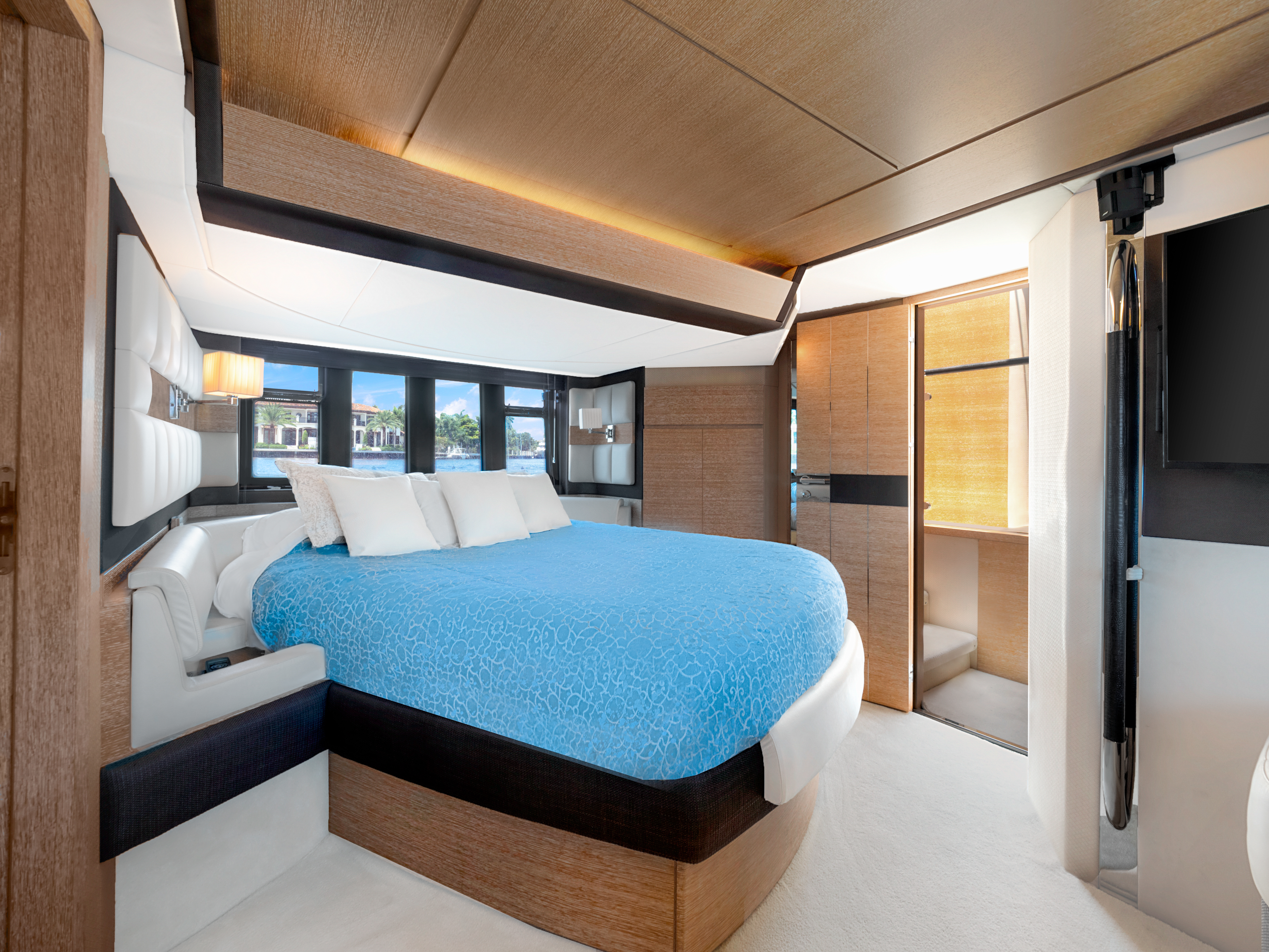 64ft Azimut - FLL yacht rental Miami - stern swim platform with water access for snorkeling