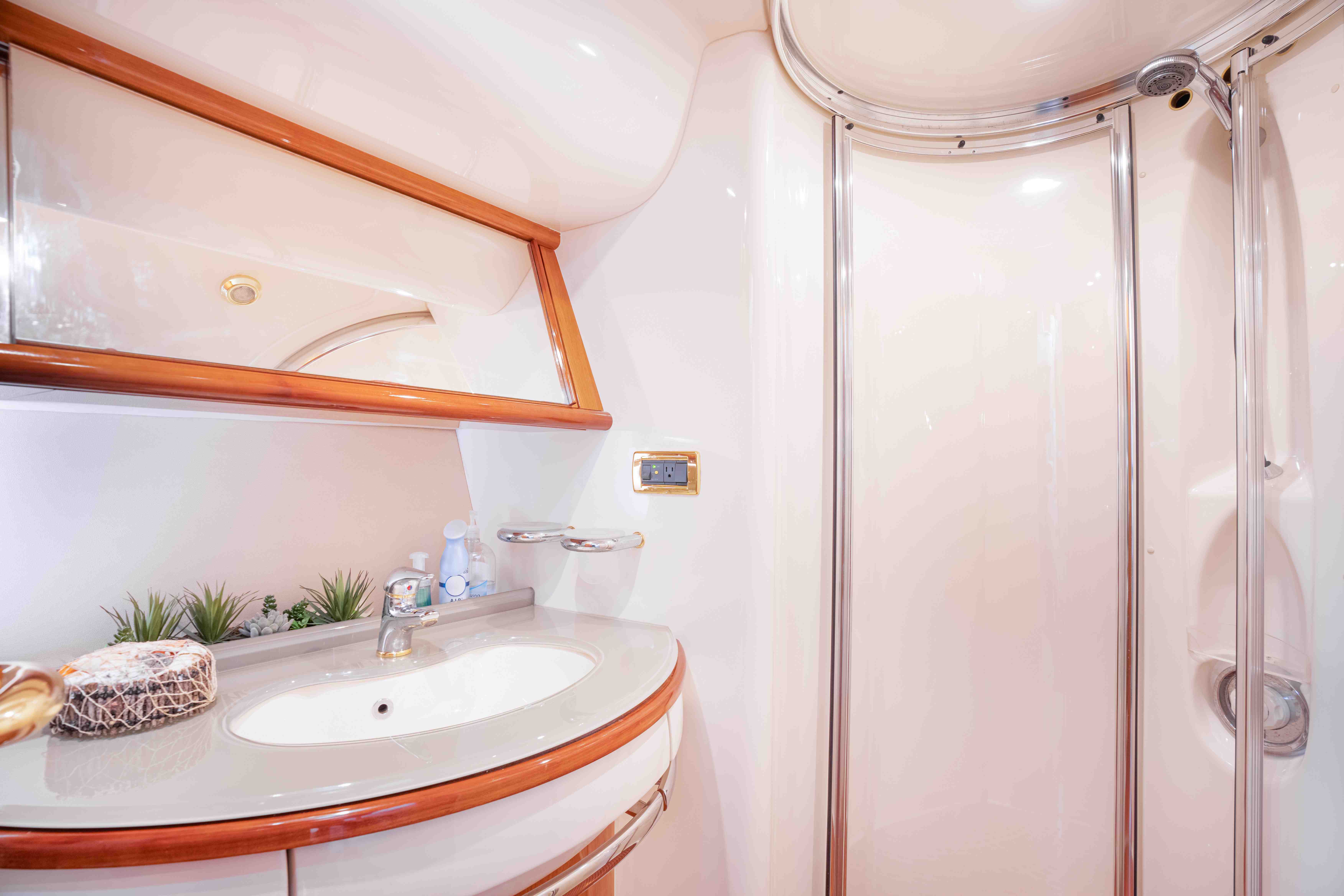 65ft Azimut U yacht rental Miami - stern swim platform with water access for snorkeling