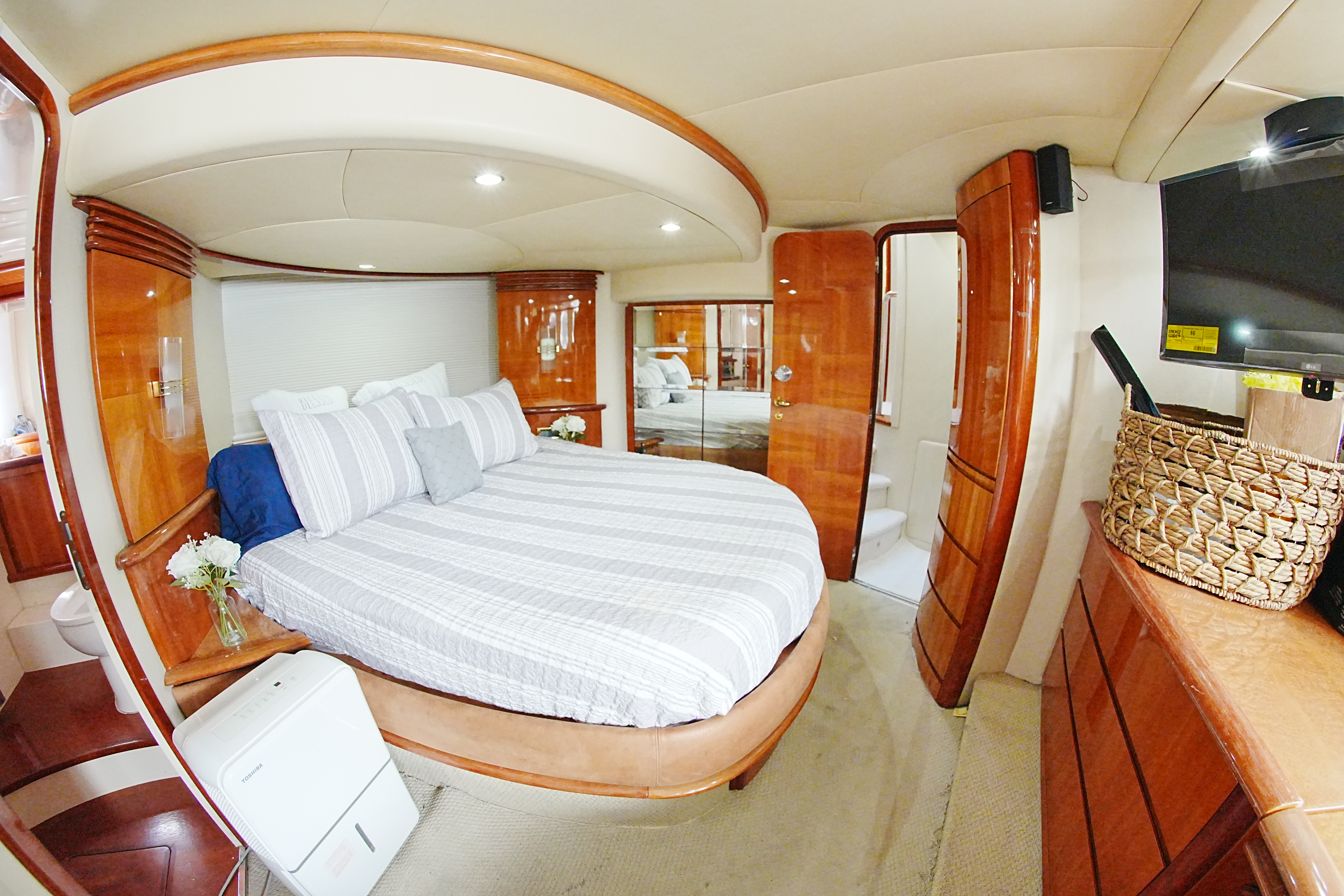 70ft Azimut J yacht rental Miami - navigation bridge and helm station