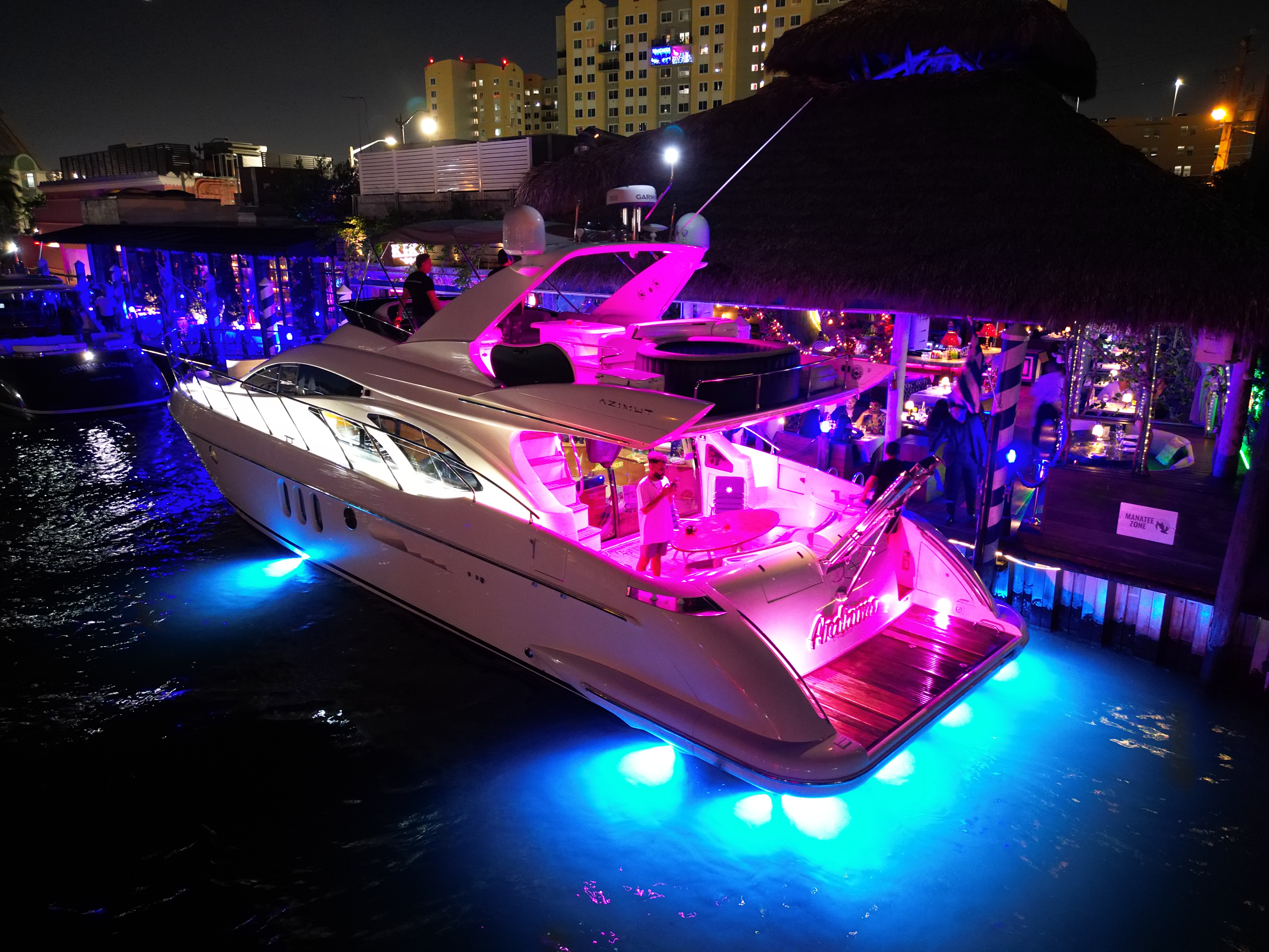 70ft Azimut J yacht rental Miami - stern swim platform with water access for snorkeling
