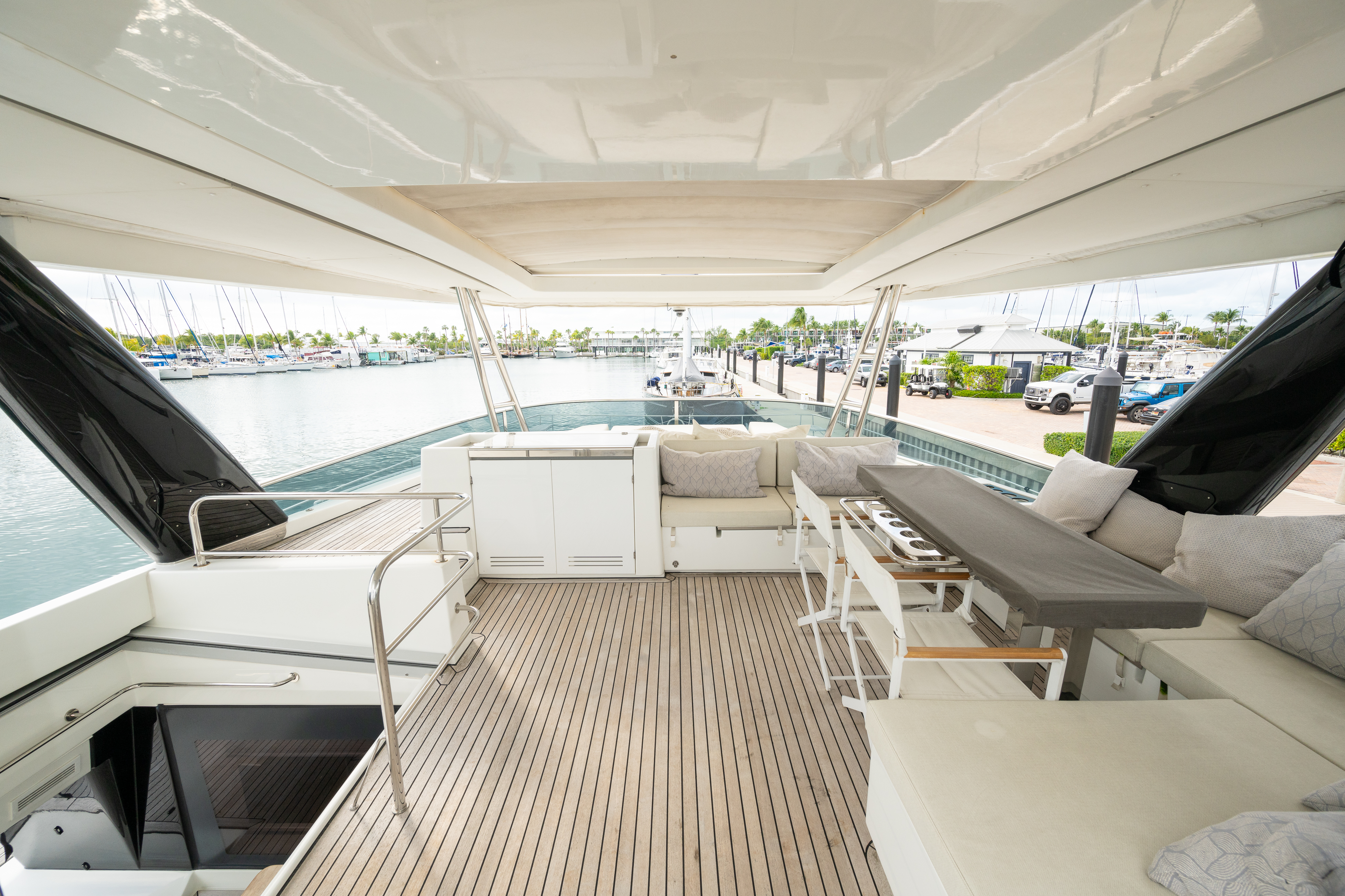 70ft Lagoon (2020) yacht rental Miami - stern swim platform with water access for snorkeling