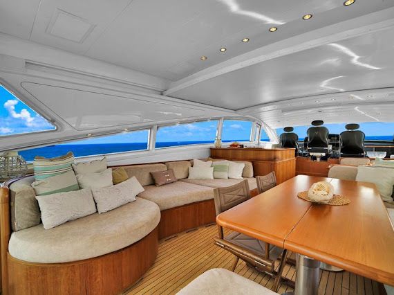 95ft Leopard yacht rental Miami - stern swim platform with water access for snorkeling