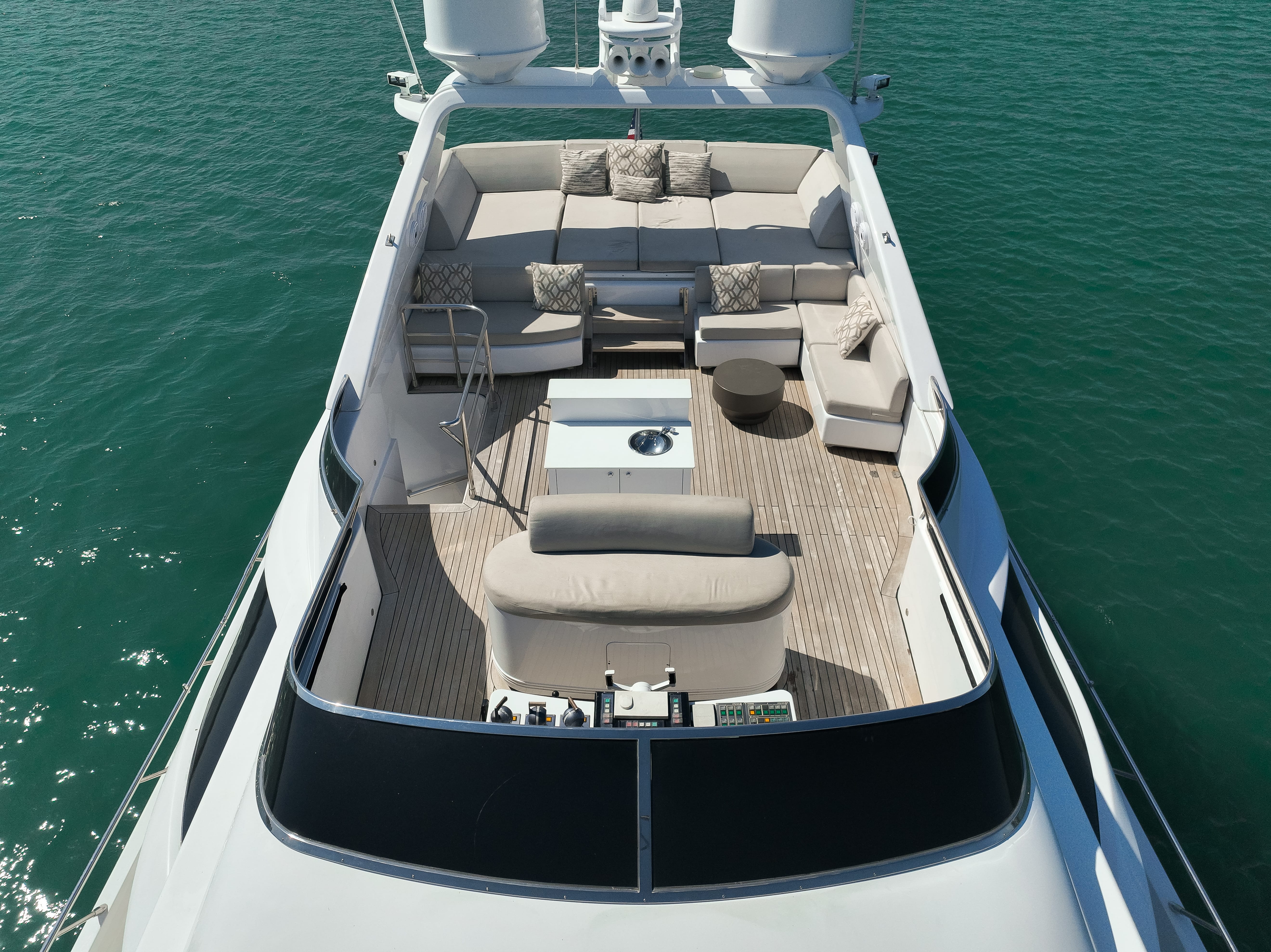 105ft Leopard (2022) yacht rental Miami - stern swim platform with water access for snorkeling