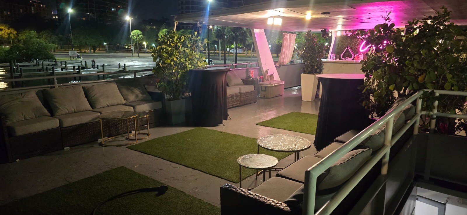 75ft Celeb yacht rental Miami - comfortable lounge area for group celebrations