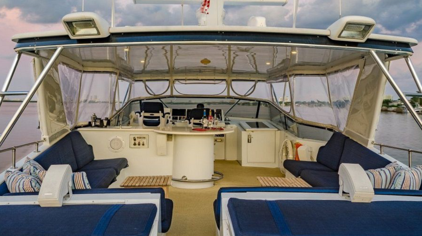 80ft Sol yacht rental Miami - stern swim platform with water access for snorkeling