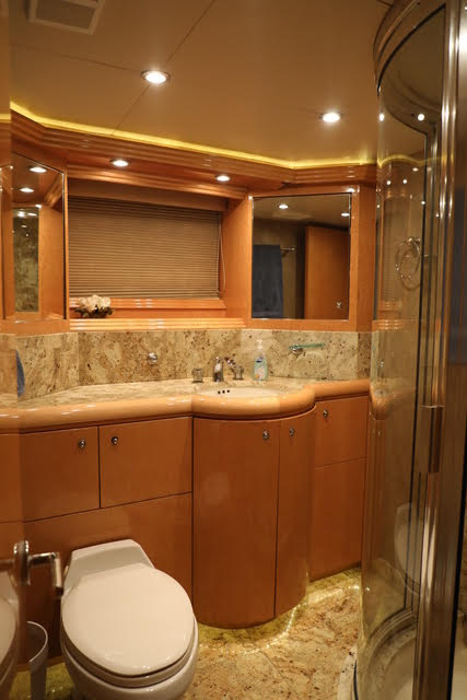 80ft Sol yacht rental Miami - stern swim platform with water access for snorkeling