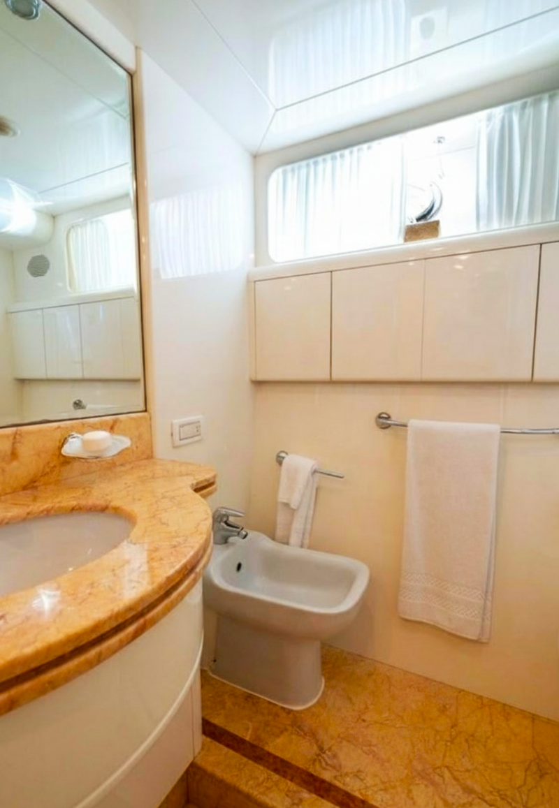 80ft Uniesse L yacht rental Miami - premium amenities and entertainment system