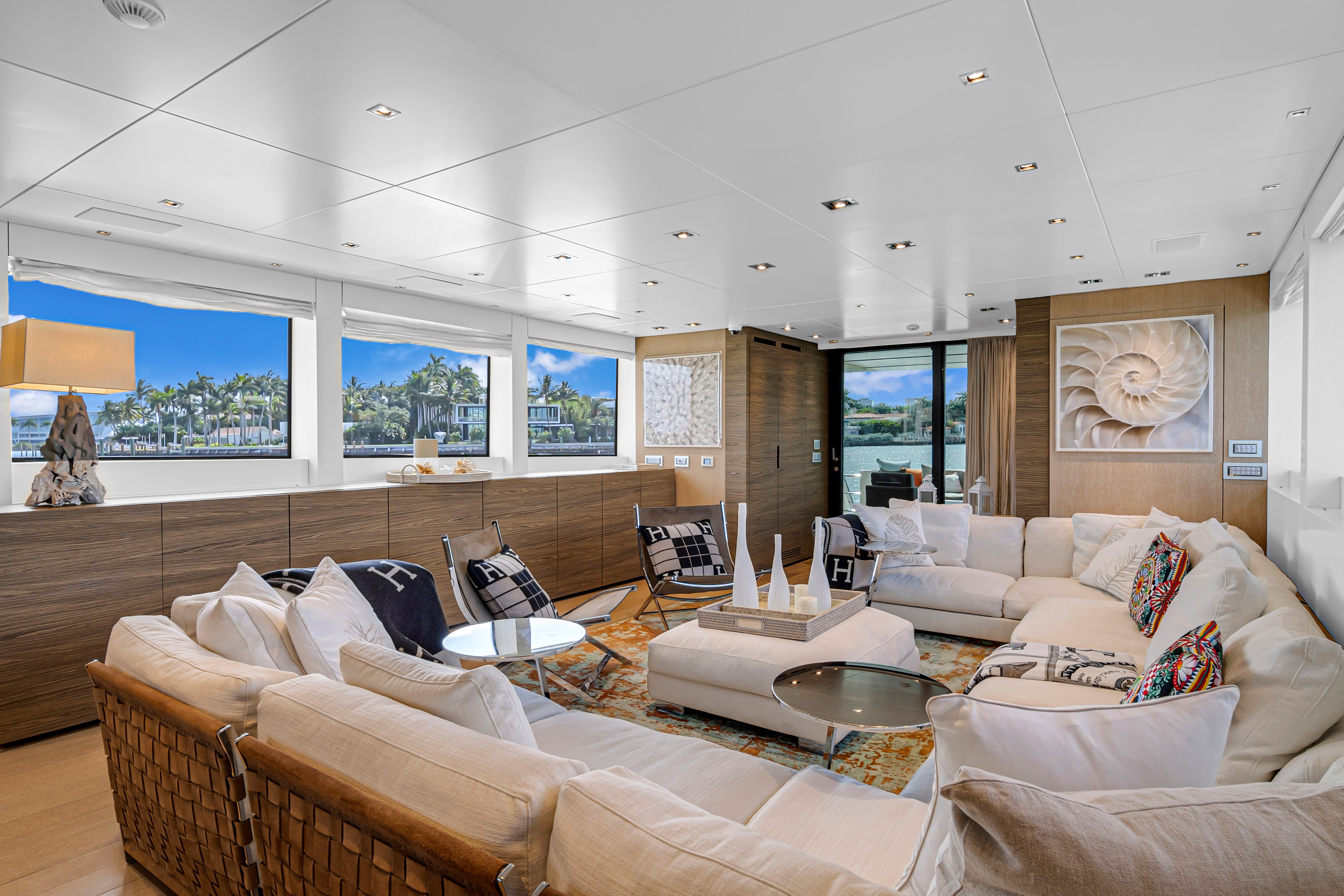 97ft San Lorenzo yacht rental Miami - stern swim platform with water access for snorkeling