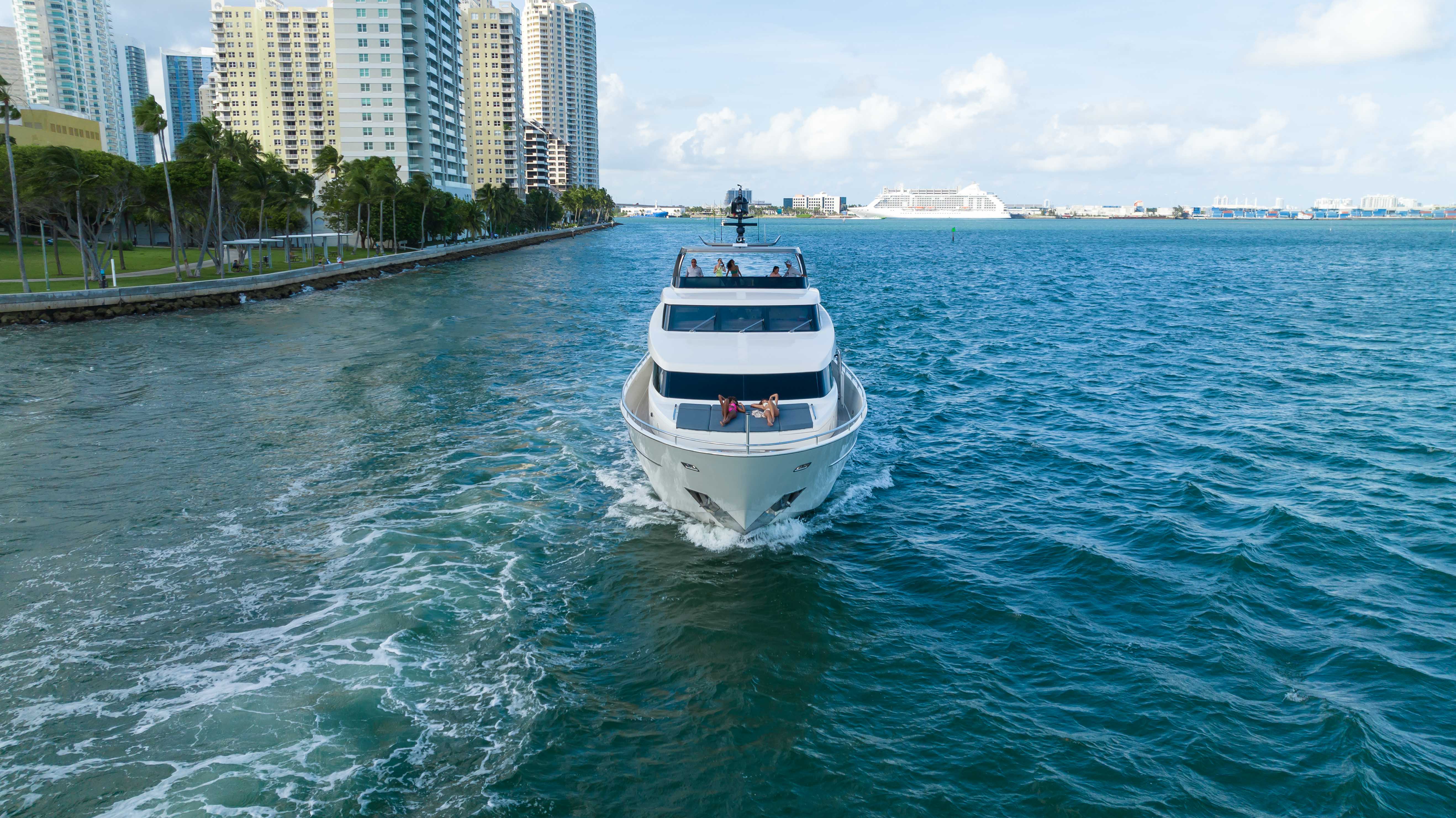 97ft San Lorenzo yacht rental Miami - stern swim platform with water access for snorkeling