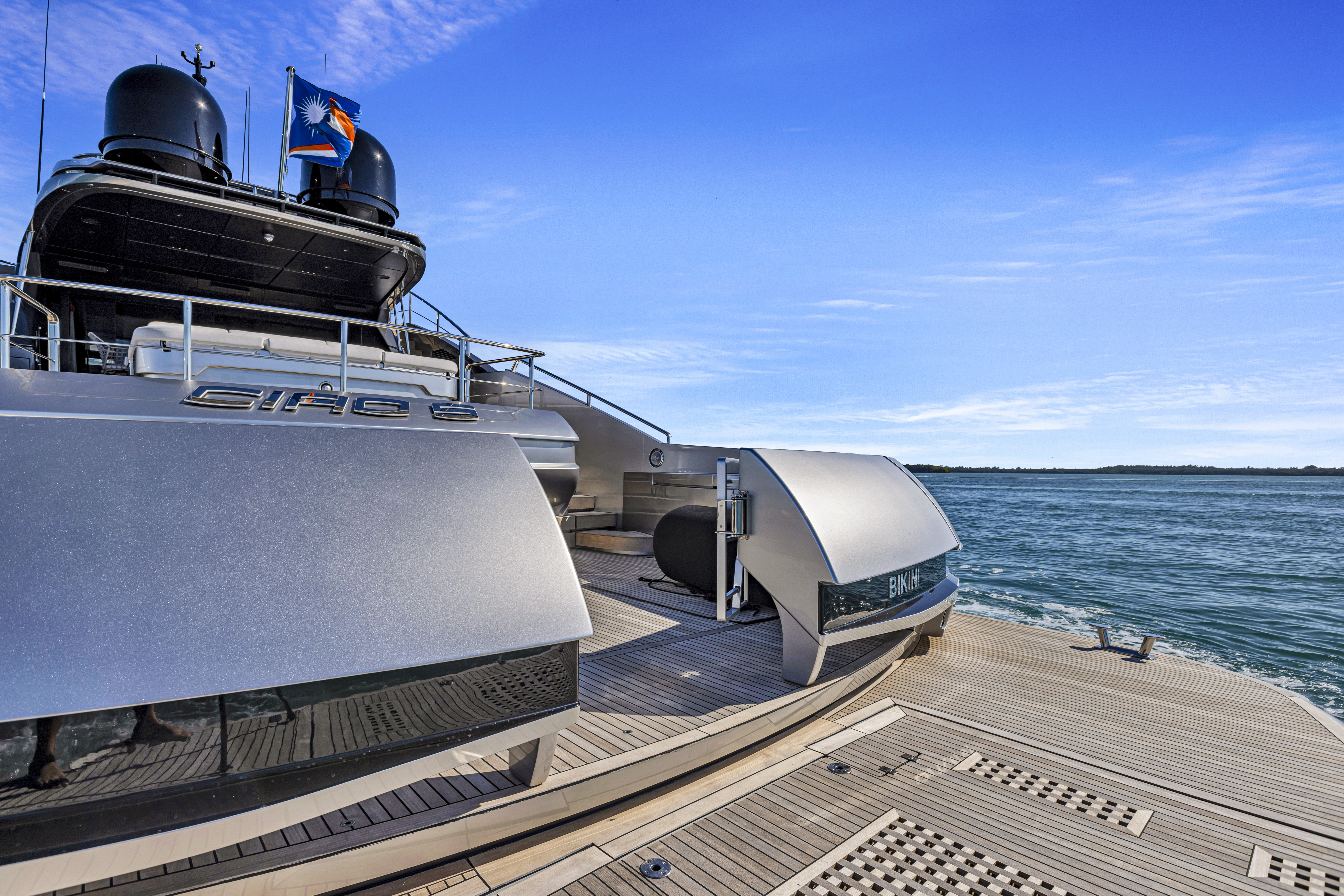 116ft Pershing yacht rental Miami - navigation bridge and helm station