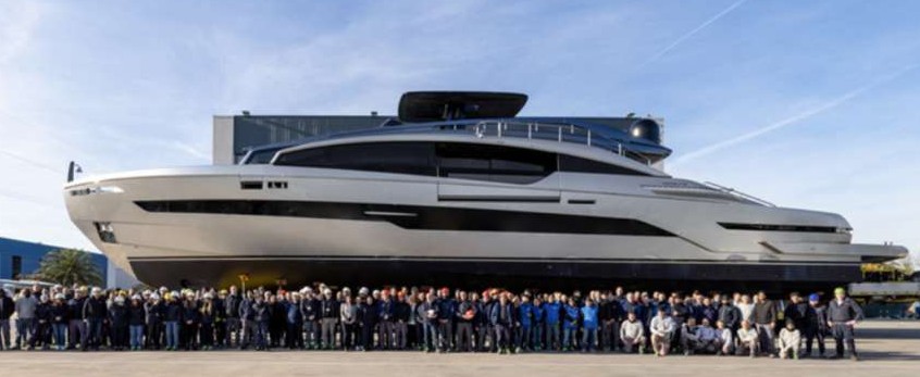 116ft Pershing yacht rental Miami - flybridge with panoramic views of Miami skyline