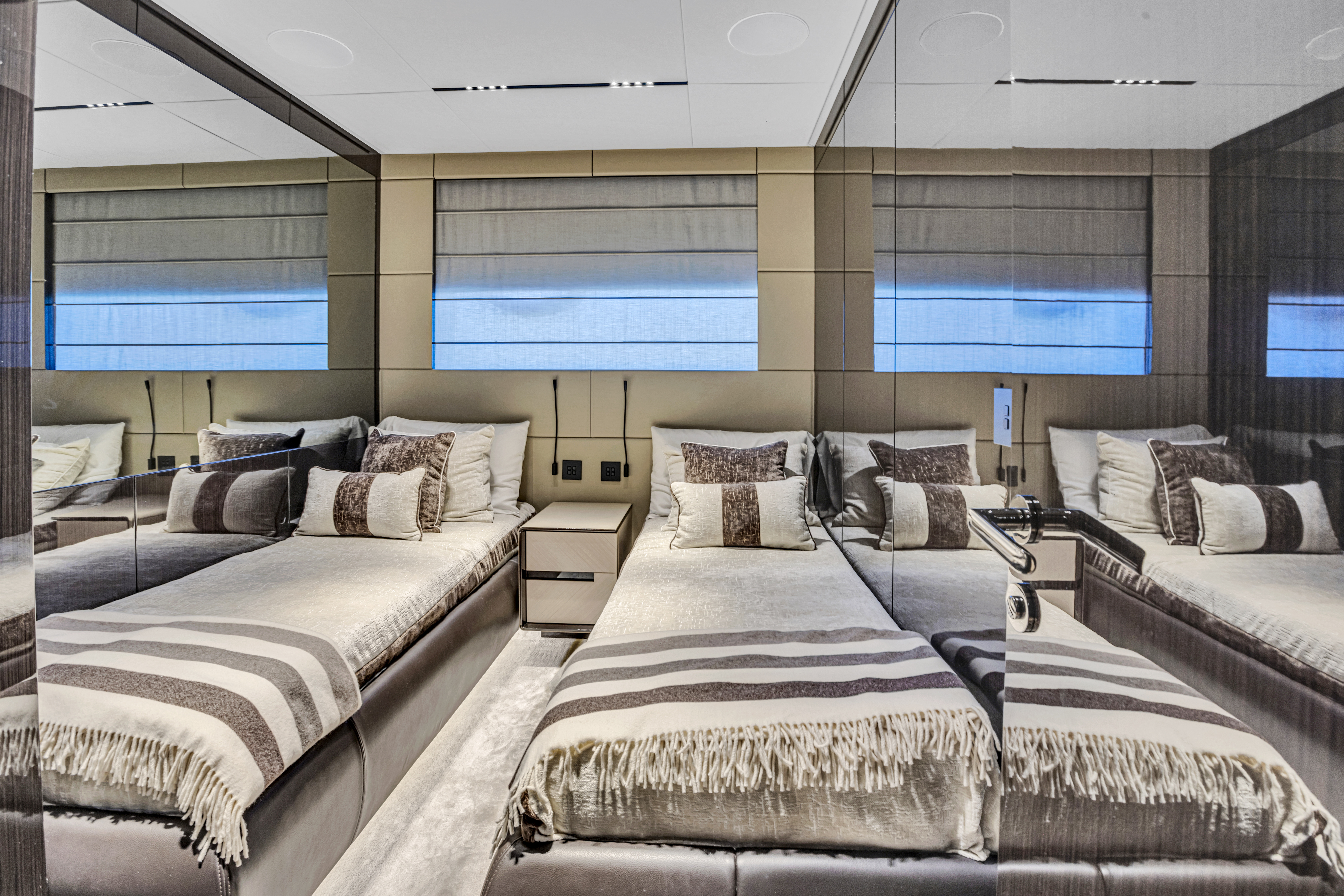 116ft Pershing yacht rental Miami - stern swim platform with water access for snorkeling