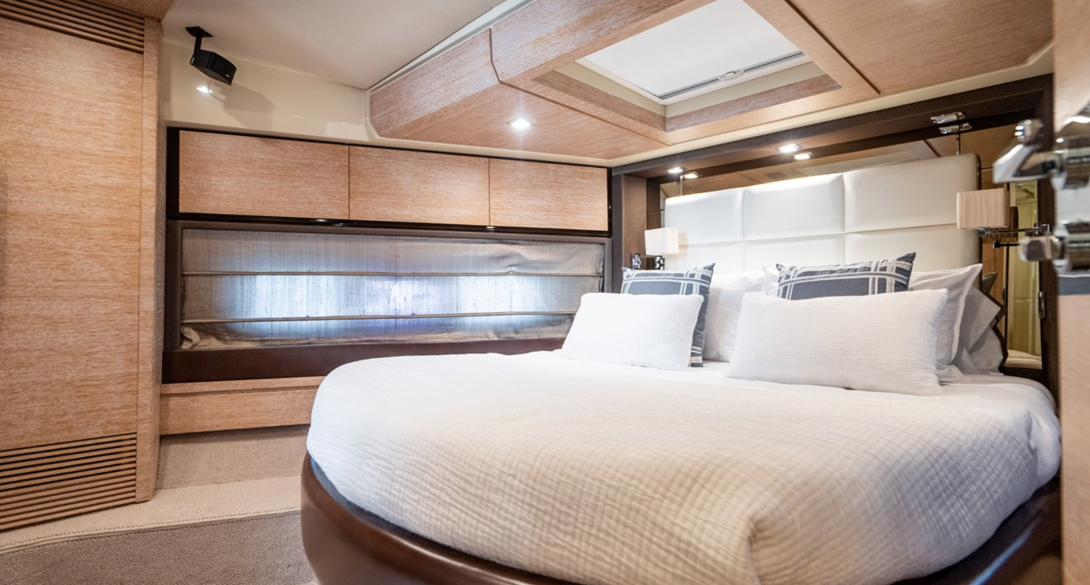 70ft Azimut DLT yacht rental Miami - bow seating area perfect for sunbathing and relaxation