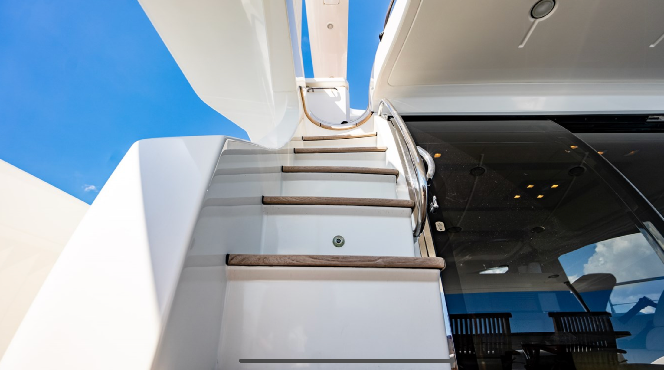 70ft Azimut DLT yacht rental Miami - stern swim platform with water access for snorkeling