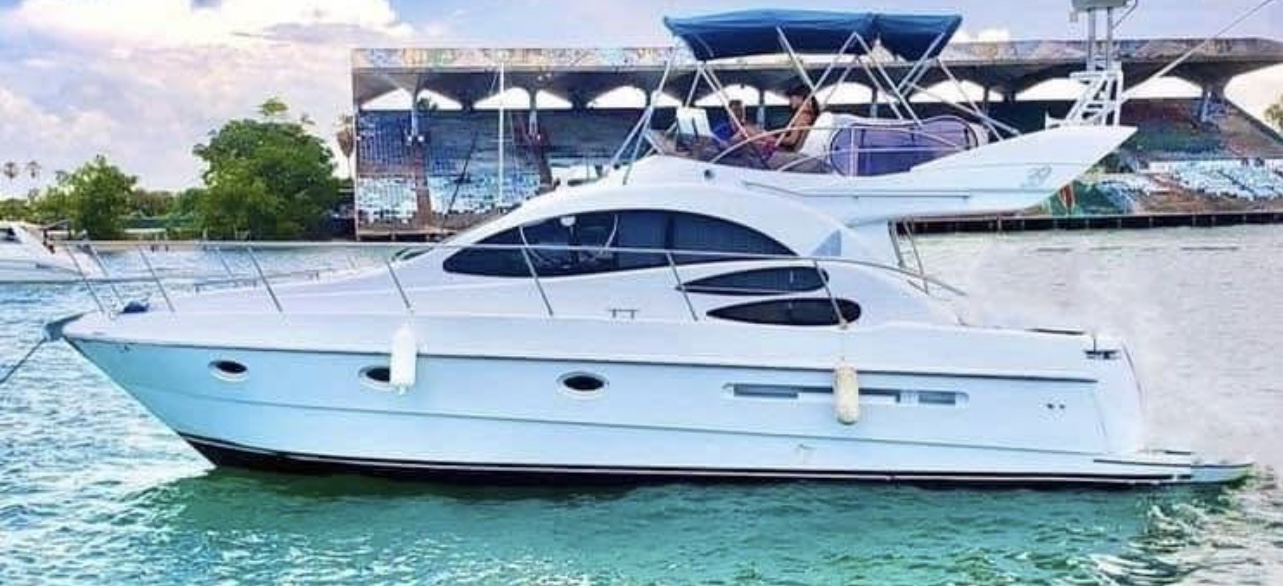 45ft Azimut D luxury yacht charter Miami - exterior view perfect for parties and celebrations