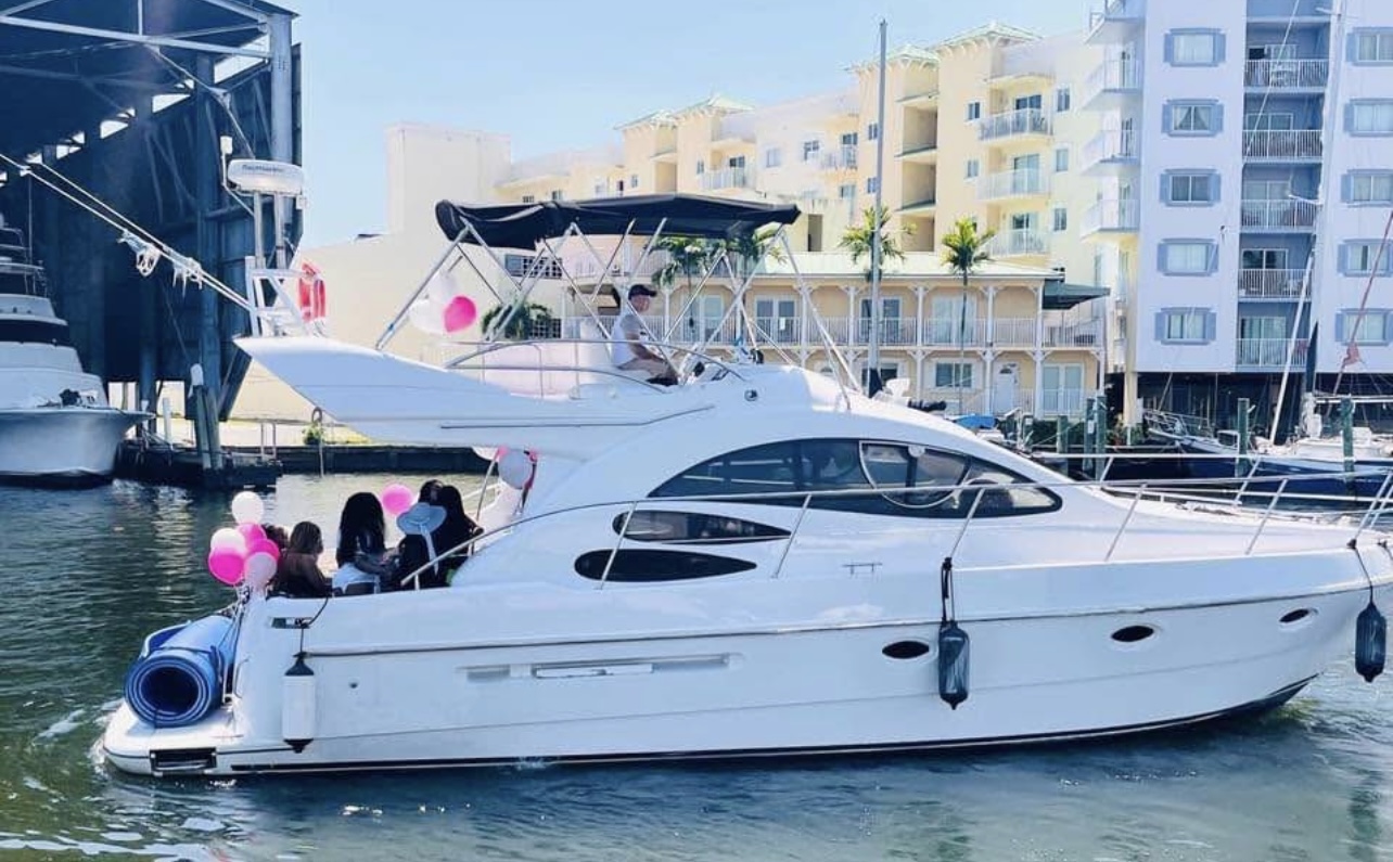 45ft Azimut D yacht rental Miami - stern swim platform with water access for snorkeling
