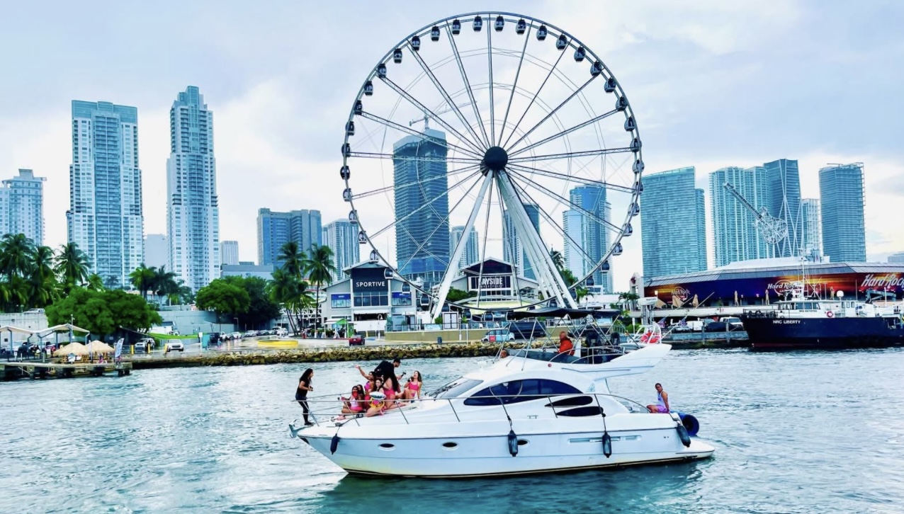 45ft Azimut D yacht rental Miami - bow seating area perfect for sunbathing and relaxation