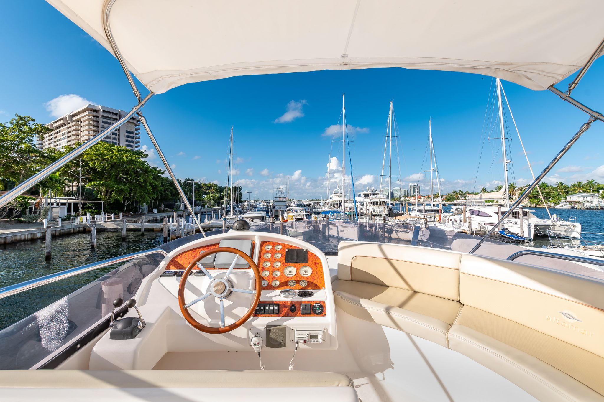 57ft Azimut R yacht rental Miami - stern swim platform with water access for snorkeling