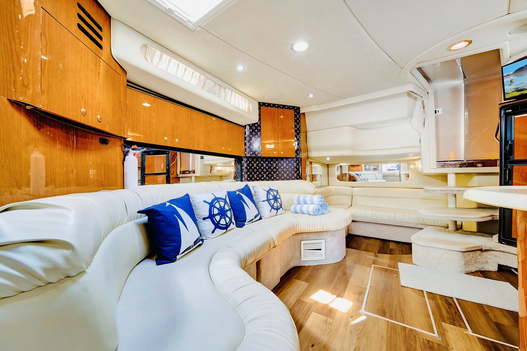 45’ SUNDANCER “BLUE” yacht rental Miami - navigation bridge and helm station