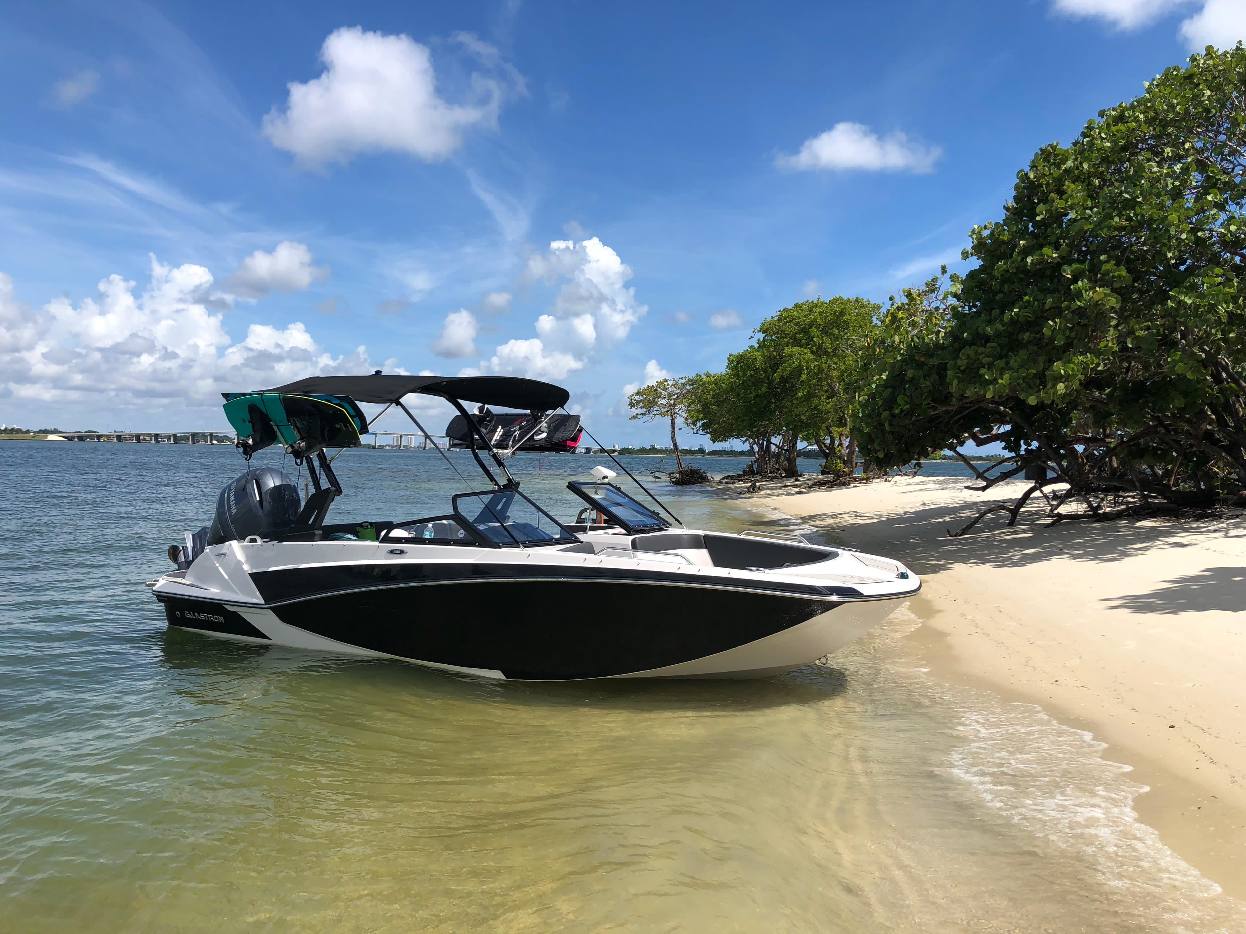 24ft Glastron Haulover Sandbar yacht rental Miami - spacious deck area ideal for sunset cruises and bachelorette parties