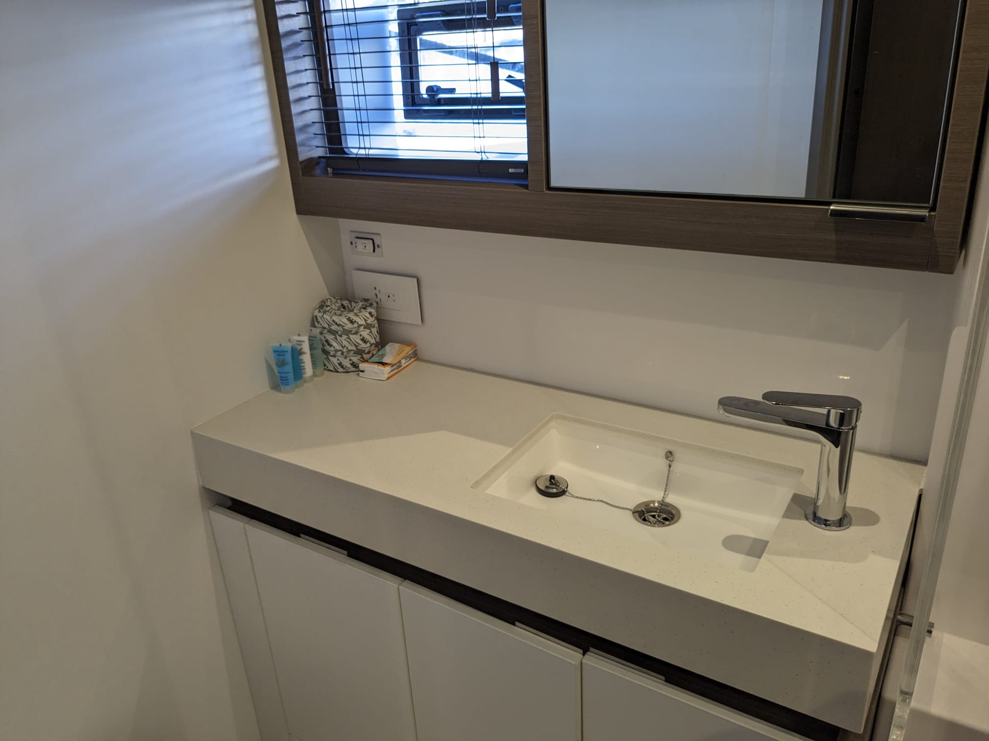 53ft Leopard (2023) yacht rental Miami - navigation bridge and helm station