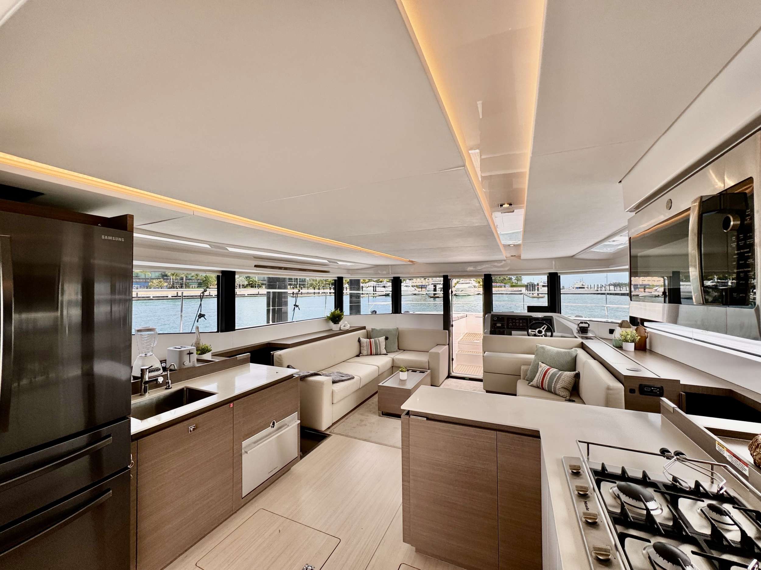 53ft Leopard (2023) yacht rental Miami - stern swim platform with water access for snorkeling