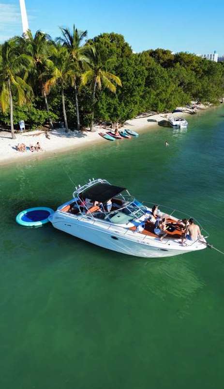 35ft Searay yacht rental Miami - navigation bridge and helm station