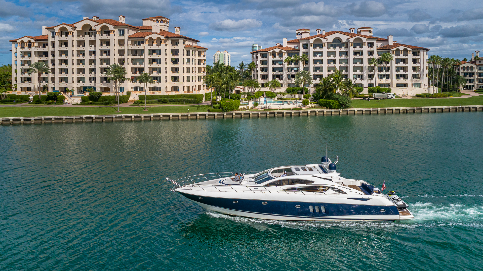75ft Sunseeker Aquah yacht rental Miami - stern swim platform with water access for snorkeling