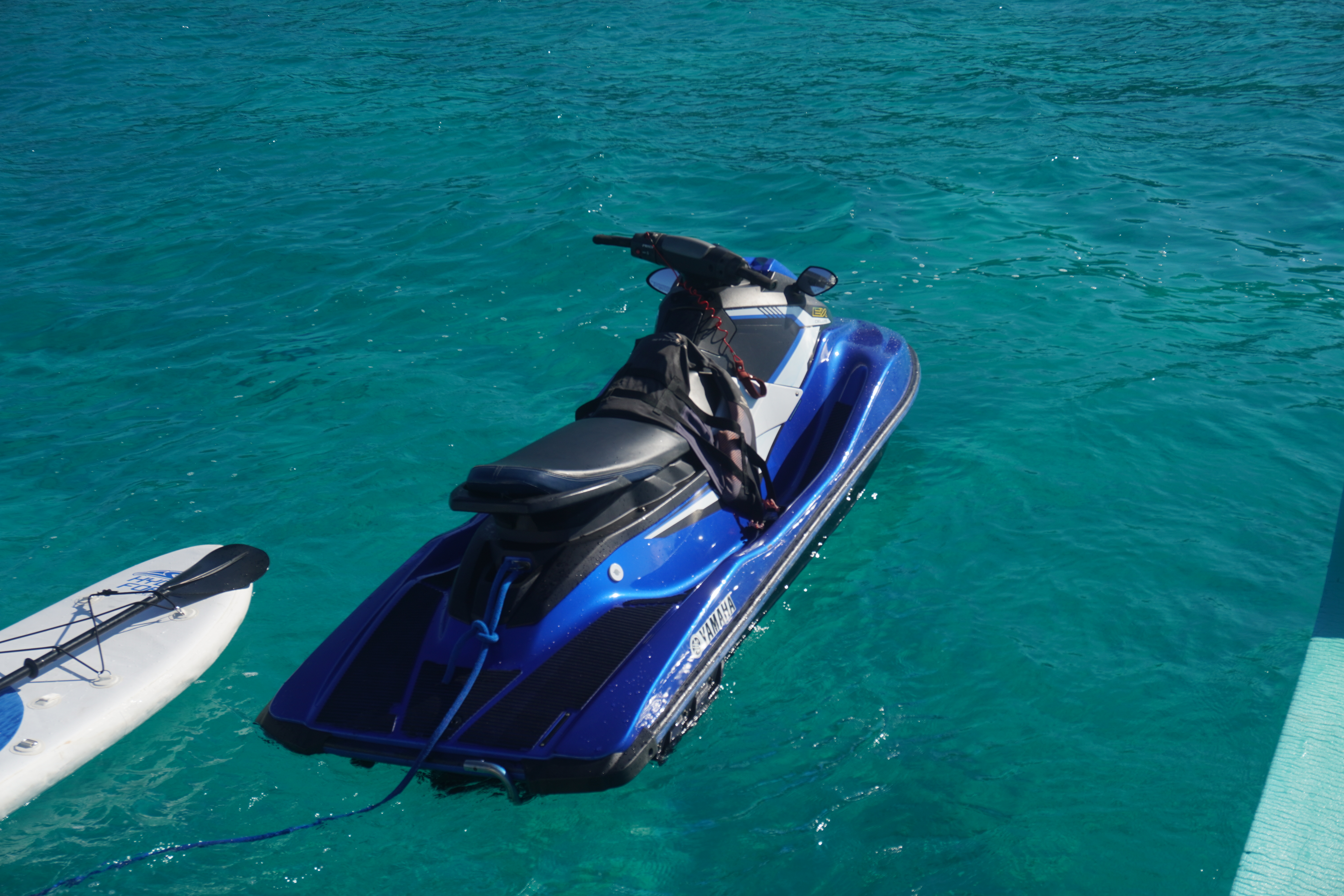55ft Sea Ray J yacht rental Miami - flybridge with panoramic views of Miami skyline