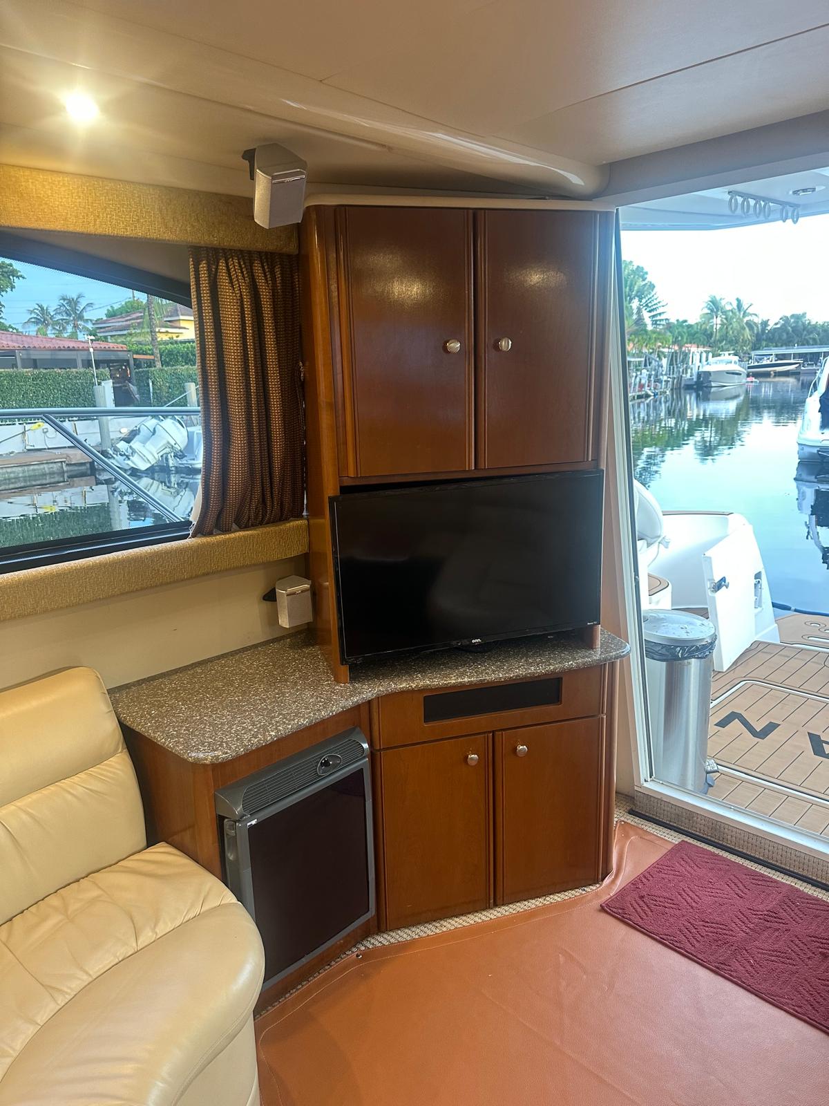 50ft Meridian O yacht rental Miami - stern swim platform with water access for snorkeling