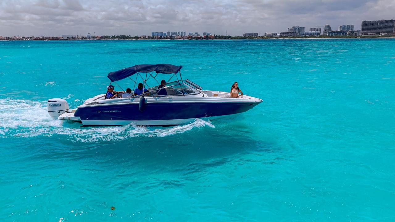 27ft Regal luxury yacht charter Miami - exterior view perfect for parties and celebrations