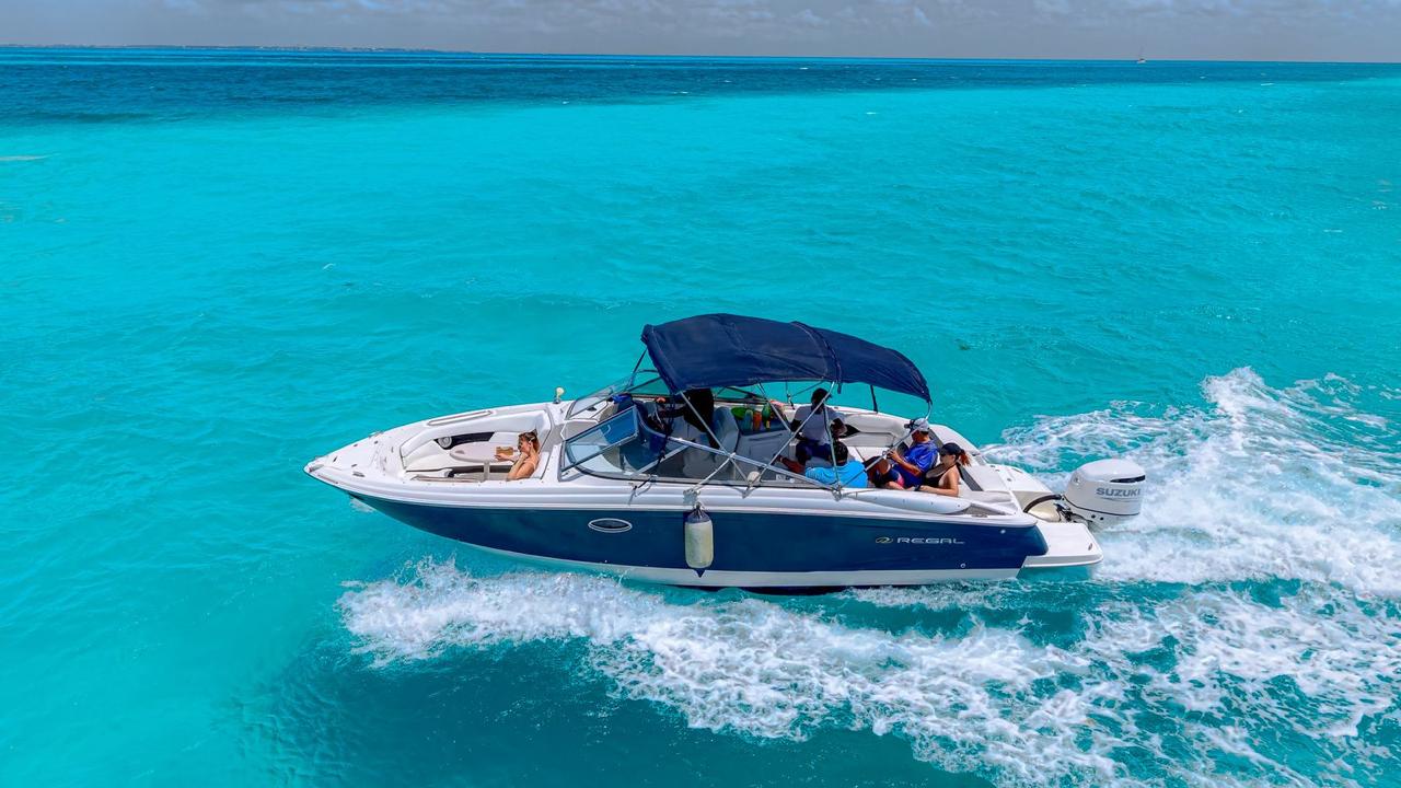 27ft Regal yacht rental Miami - bow seating area perfect for sunbathing and relaxation