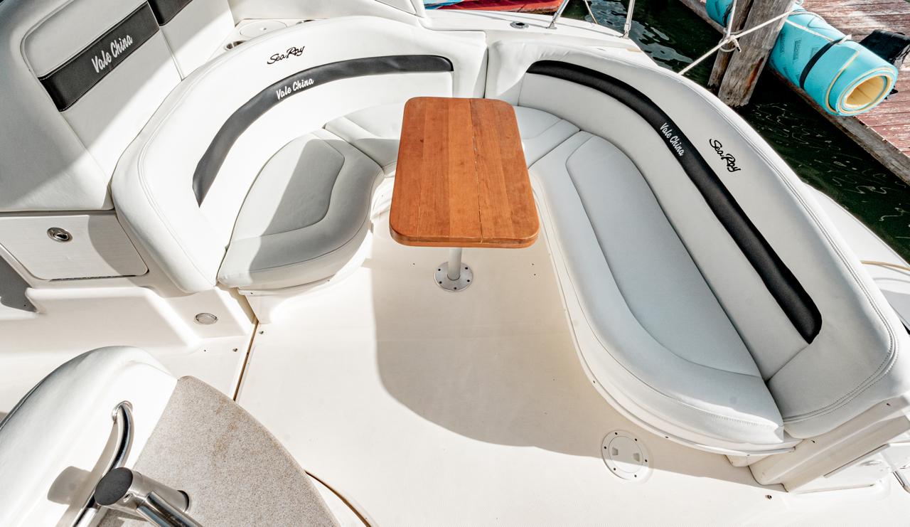 32ft Sea Ray yacht rental Miami - premium amenities and entertainment system