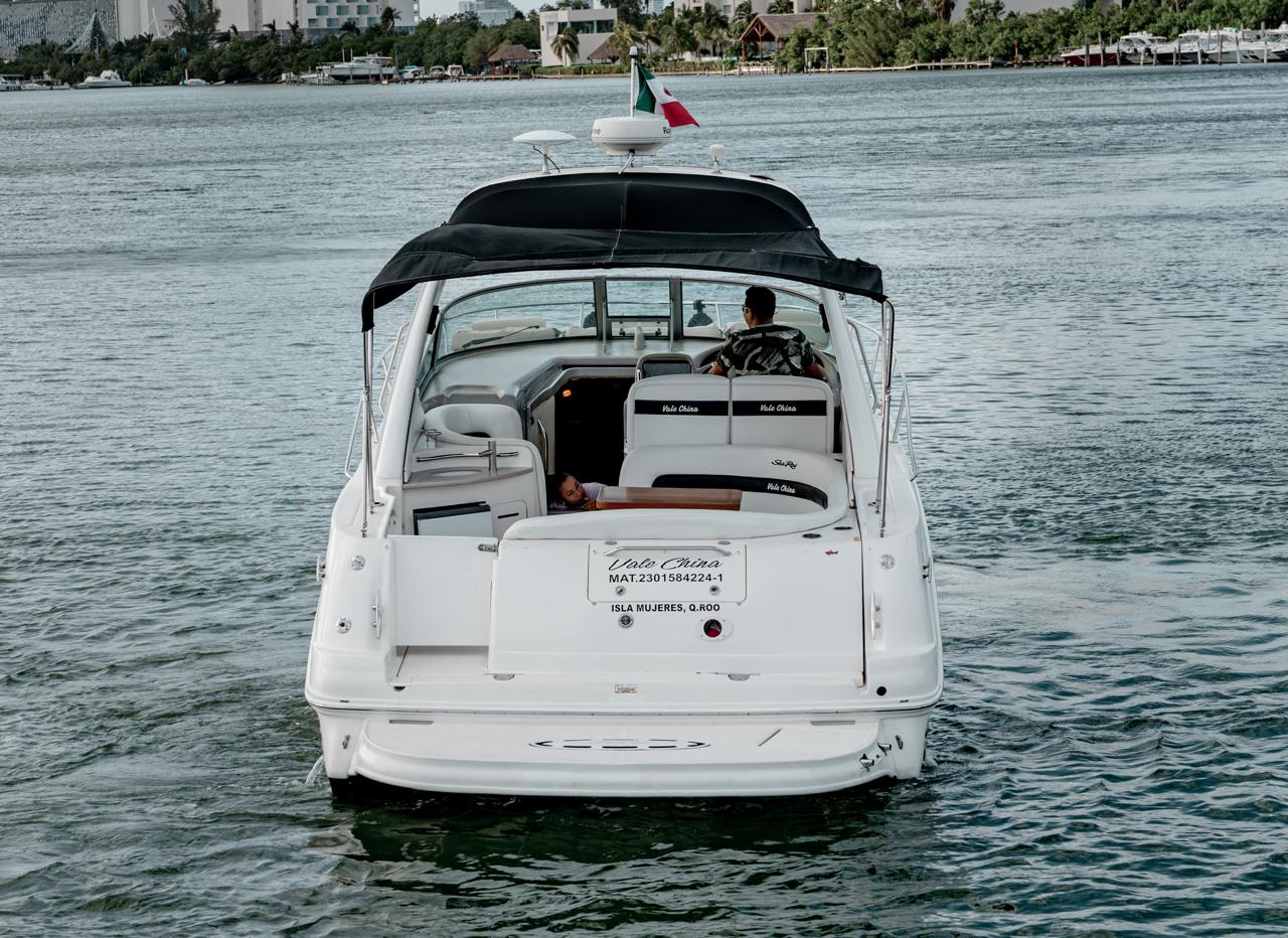 32ft Sea Ray yacht rental Miami - navigation bridge and helm station