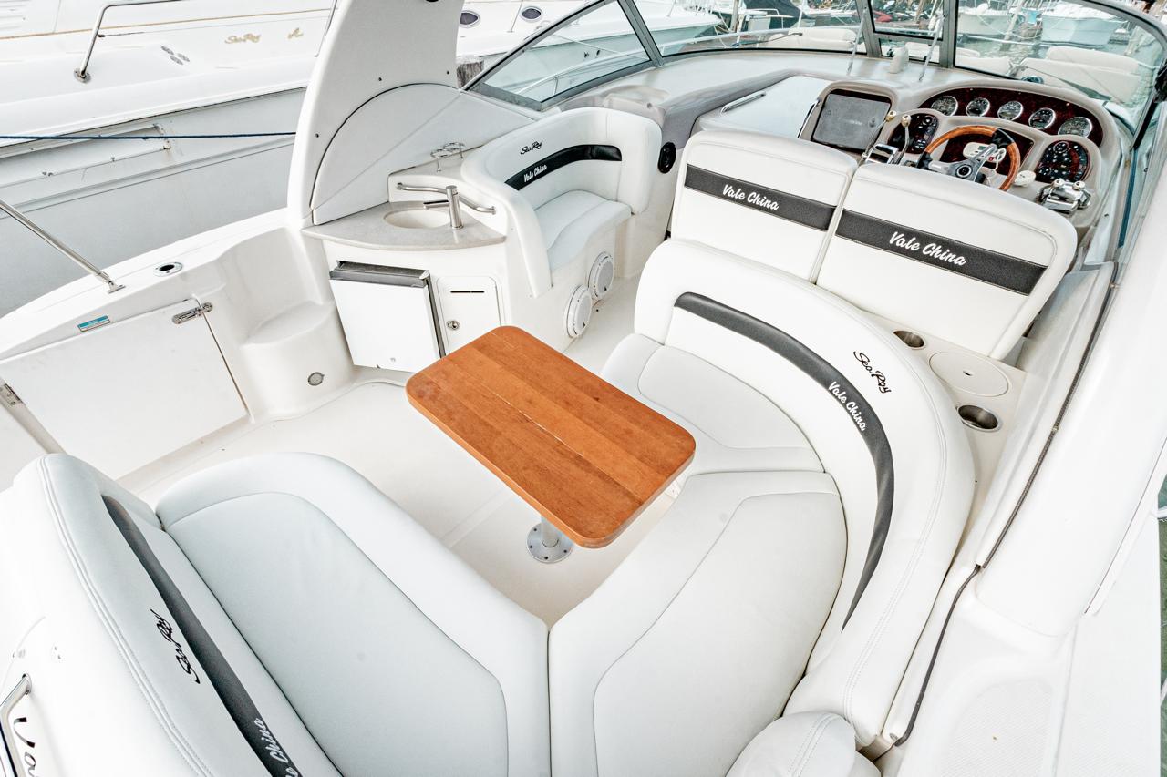 32ft Sea Ray yacht rental Miami - stern swim platform with water access for snorkeling