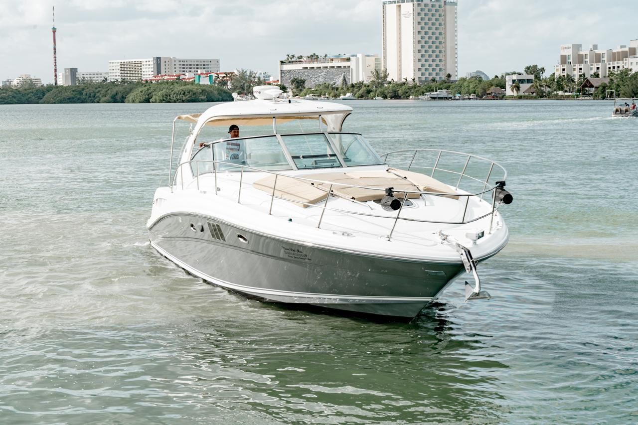 47ft Sea Ray luxury yacht charter Miami - exterior view perfect for parties and celebrations