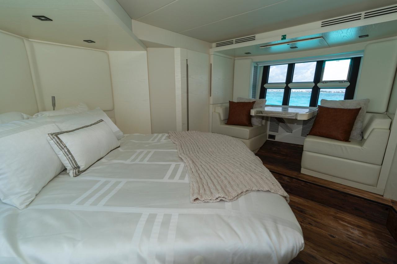 55ft Azimut yacht rental Miami - navigation bridge and helm station