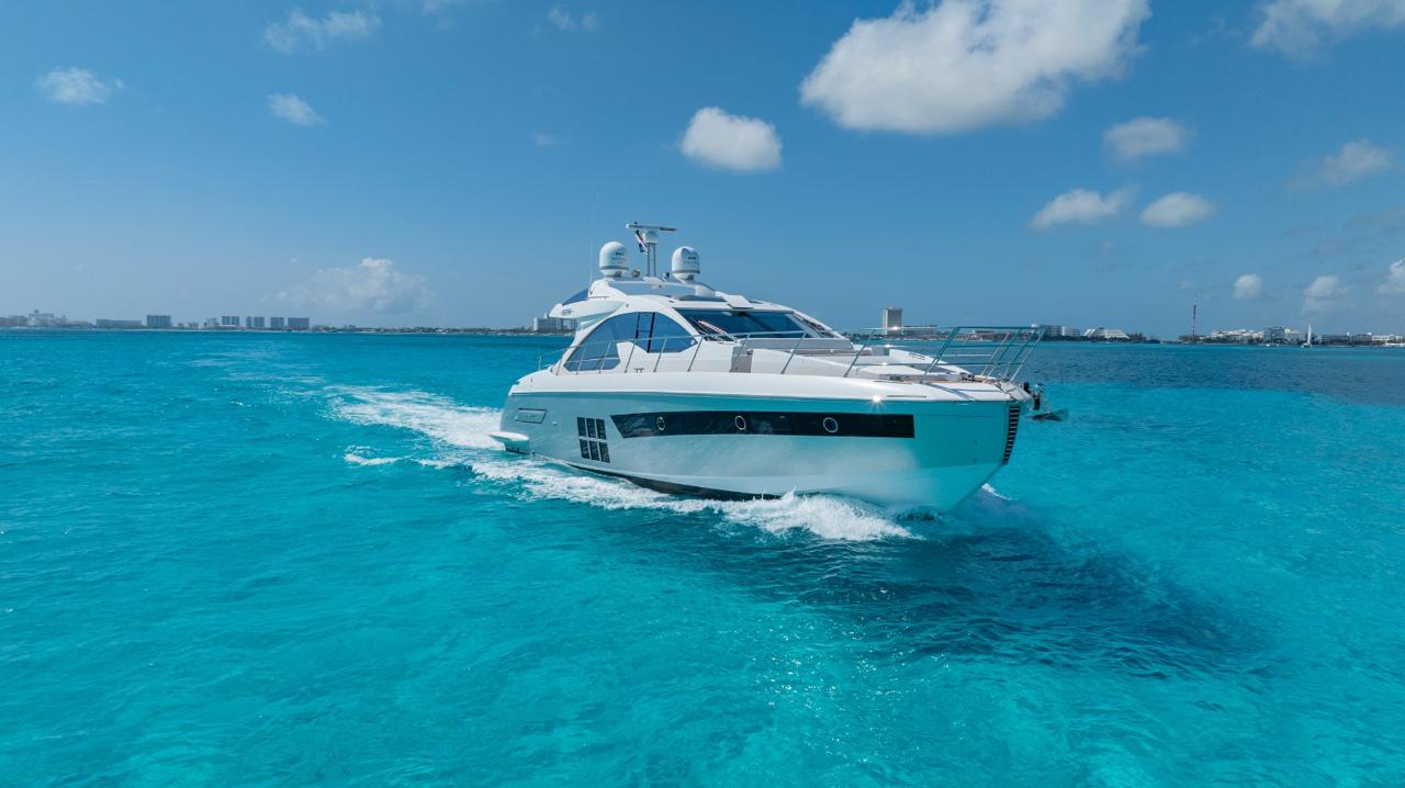 55ft Azimut yacht rental Miami - stern swim platform with water access for snorkeling