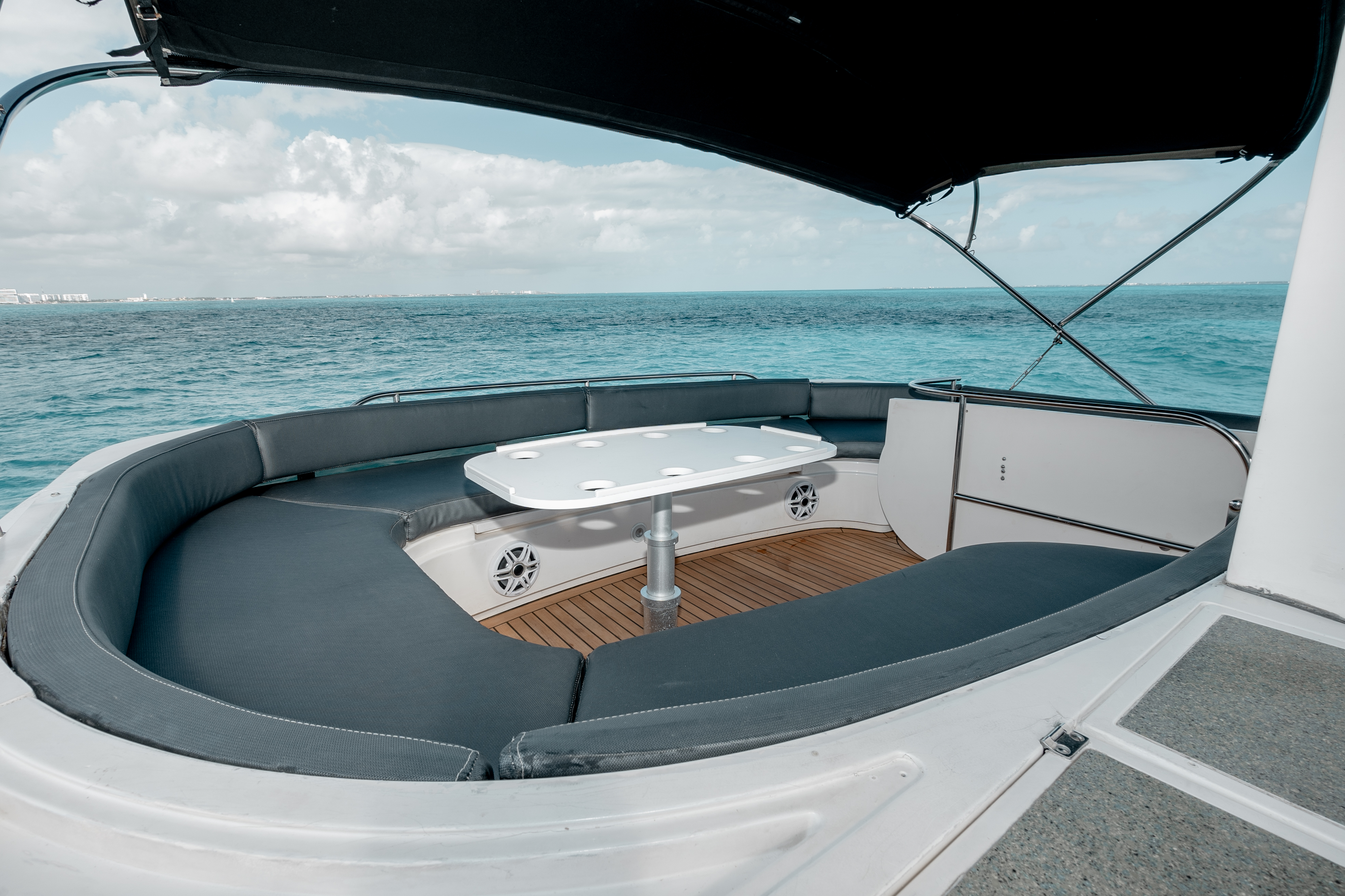 65ft Fairline Squadron yacht rental Miami - navigation bridge and helm station