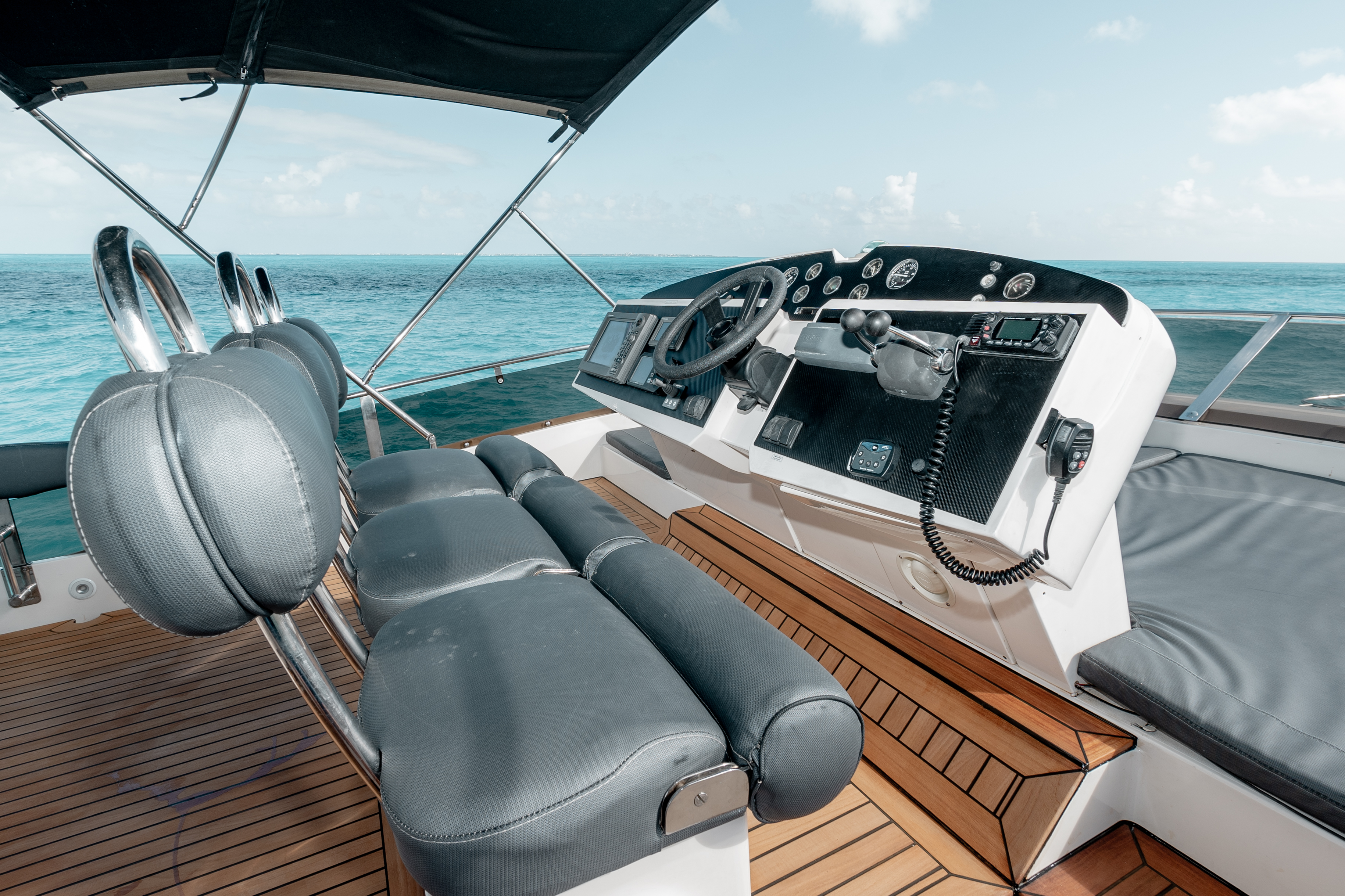 65ft Fairline Squadron yacht rental Miami - stern swim platform with water access for snorkeling